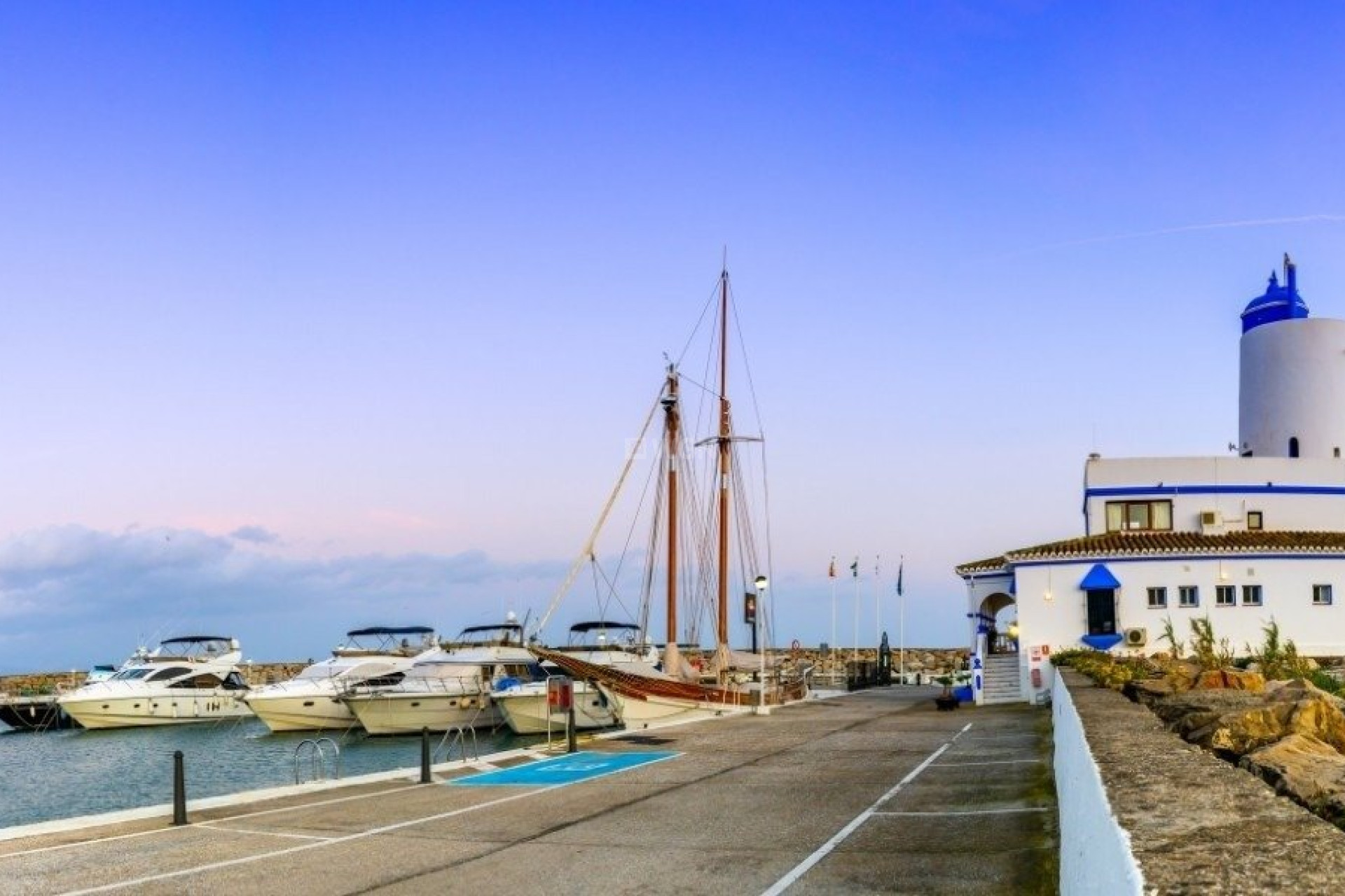 Neue Gebäude - Stadthaus - Manilva - Punta Chullera