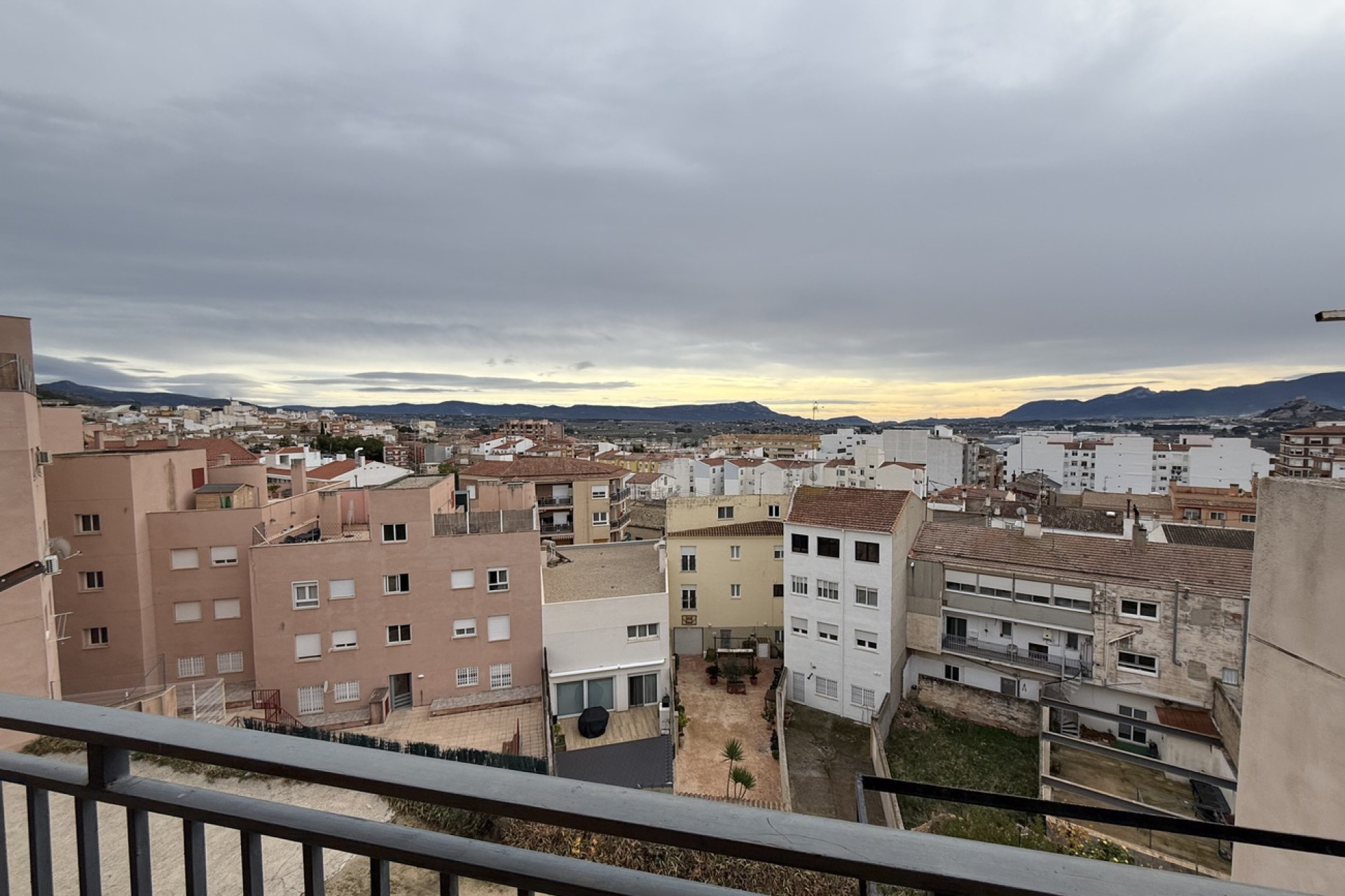 Odsprzedaż - Mieszkanie w bloku - Onil - Costa Blanca