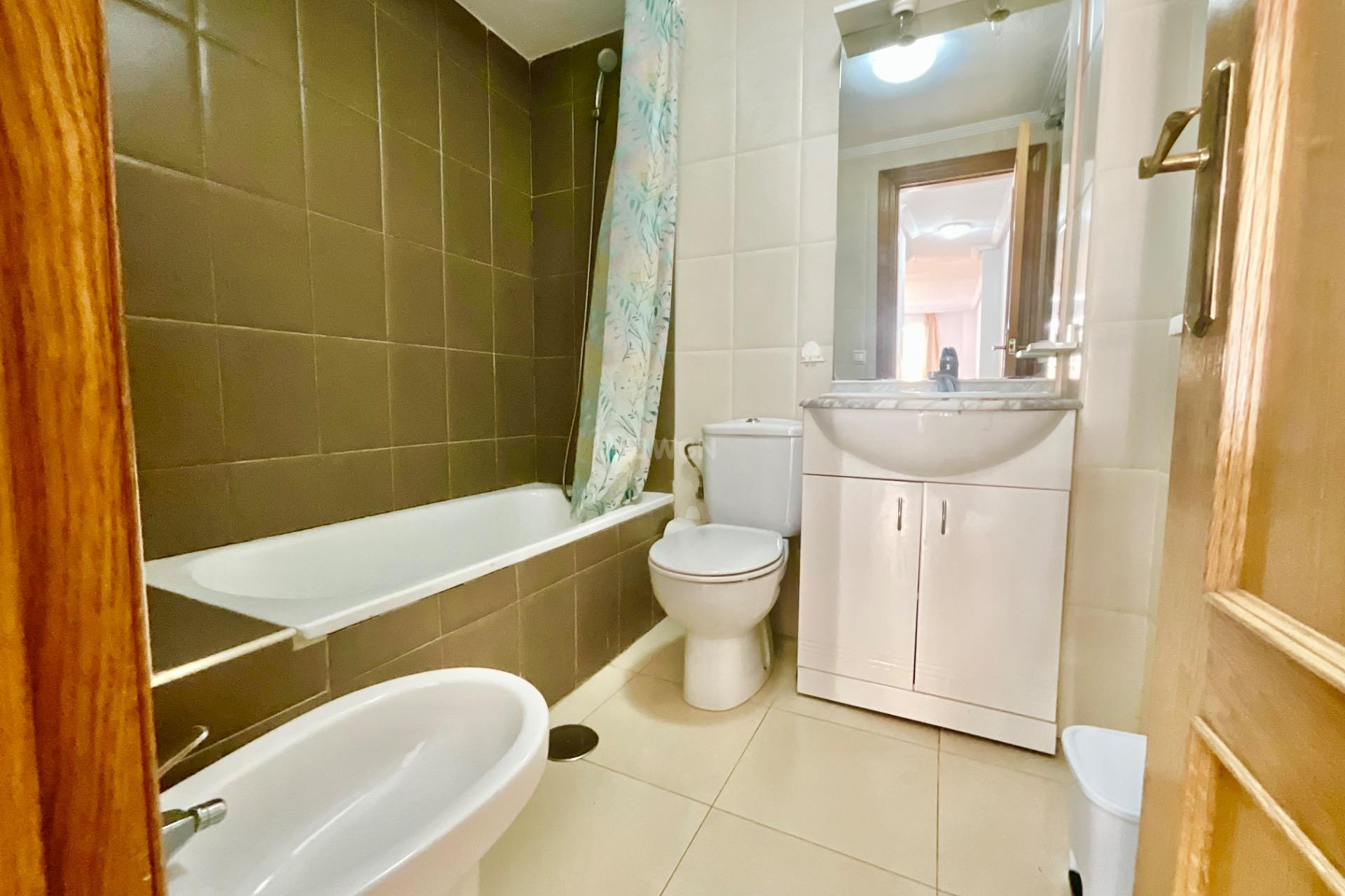 Odsprzedaż - Mieszkanie w bloku - Torrevieja - Centro