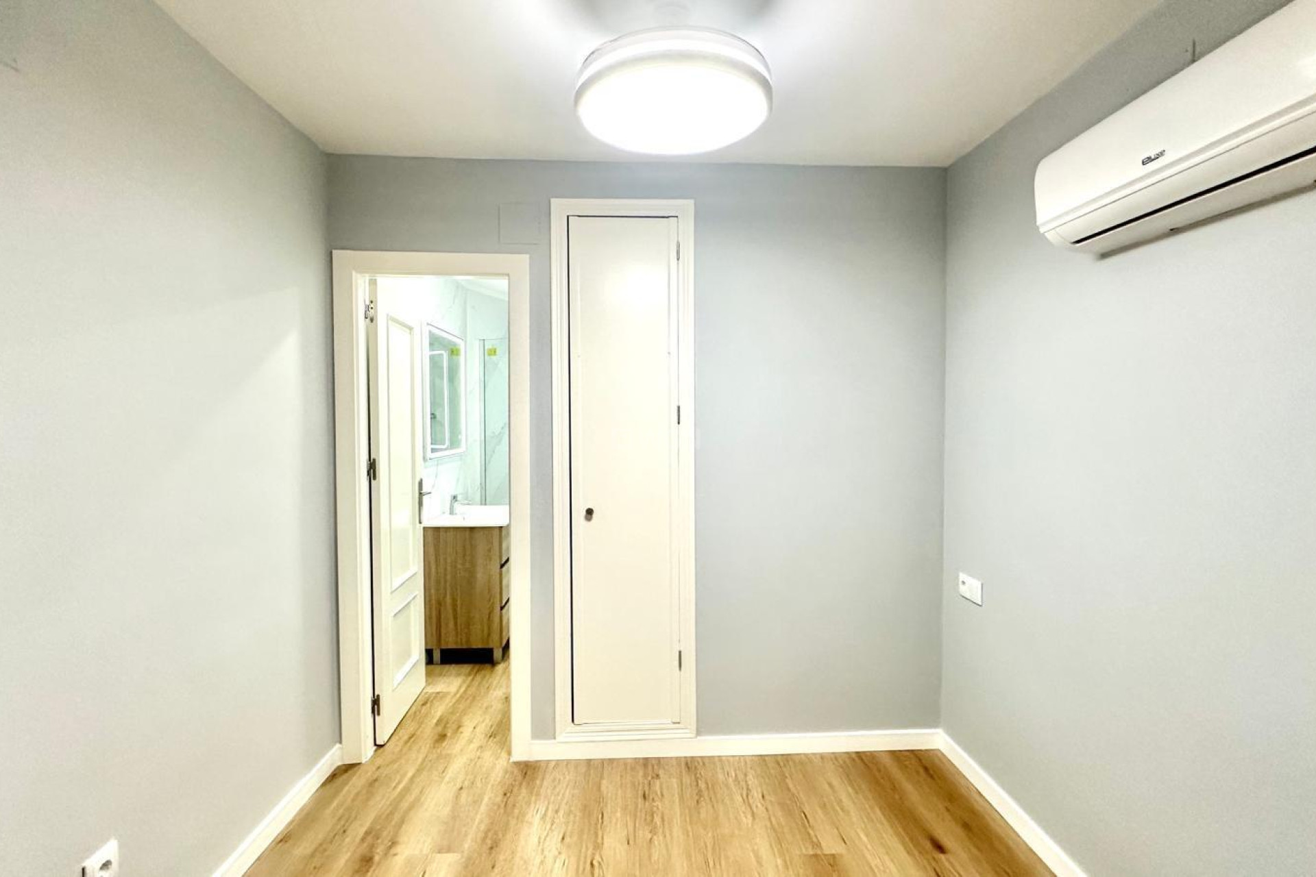 Odsprzedaż - Mieszkanie w bloku - Torrevieja - La Mata Pueblo