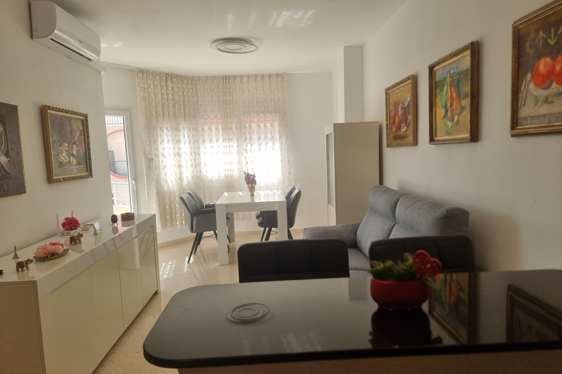 Odsprzedaż - Mieszkanie w bloku - Torrevieja - Playa de los Locos