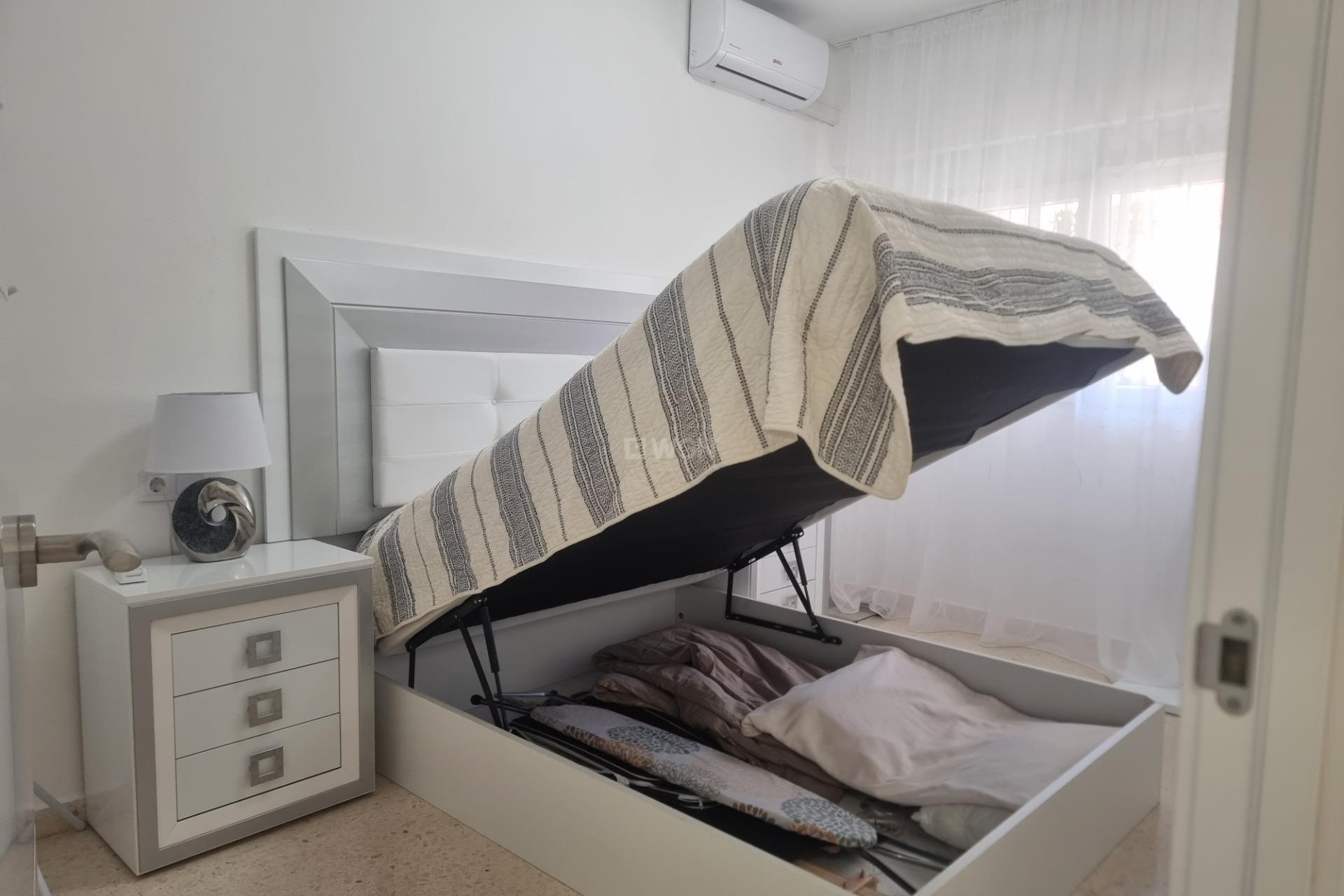 Odsprzedaż - Mieszkanie w bloku - Torrevieja - Playa de los Locos