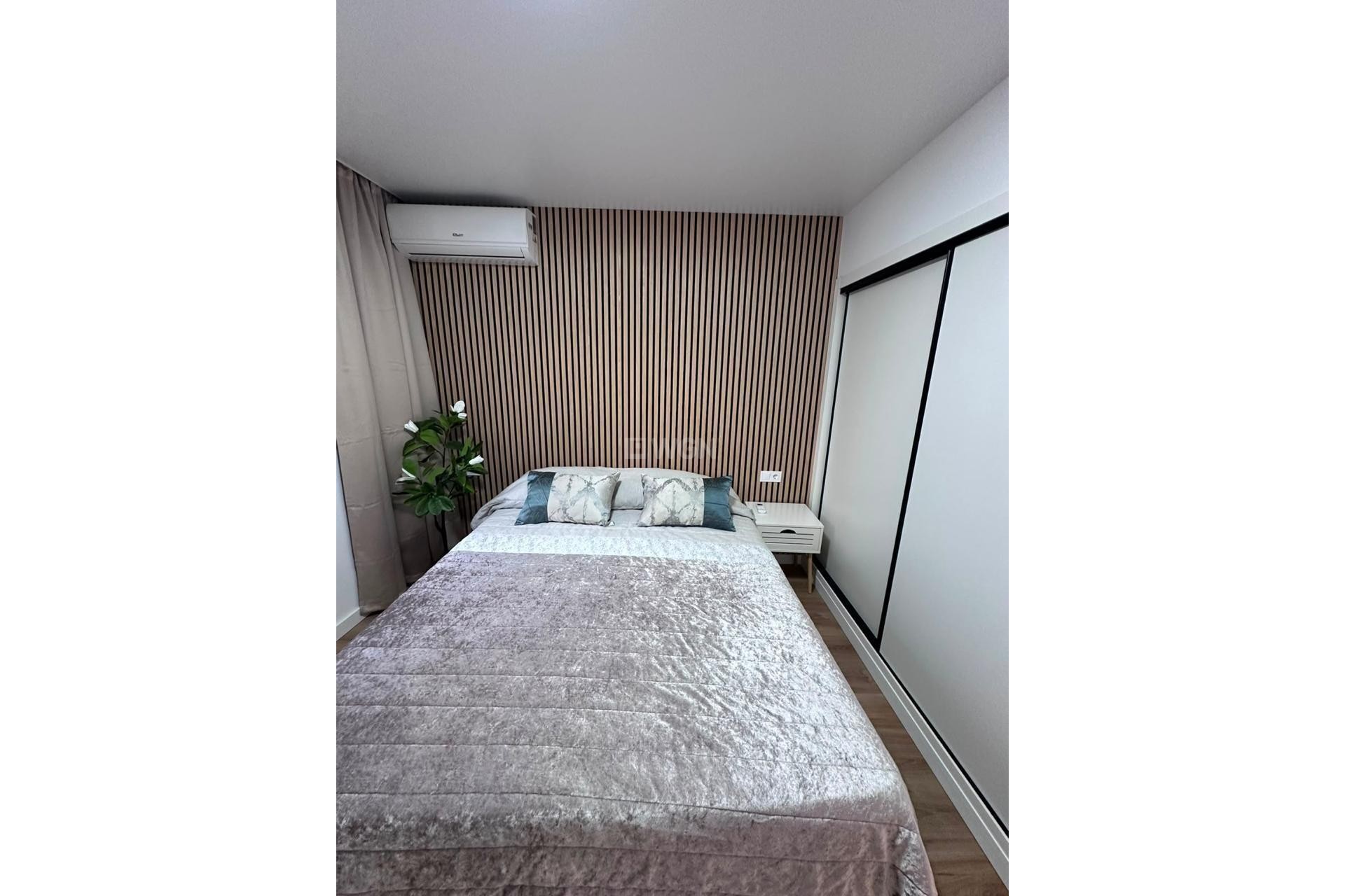 Odsprzedaż - Mieszkanie w bloku - Torrevieja - Playa de los Locos