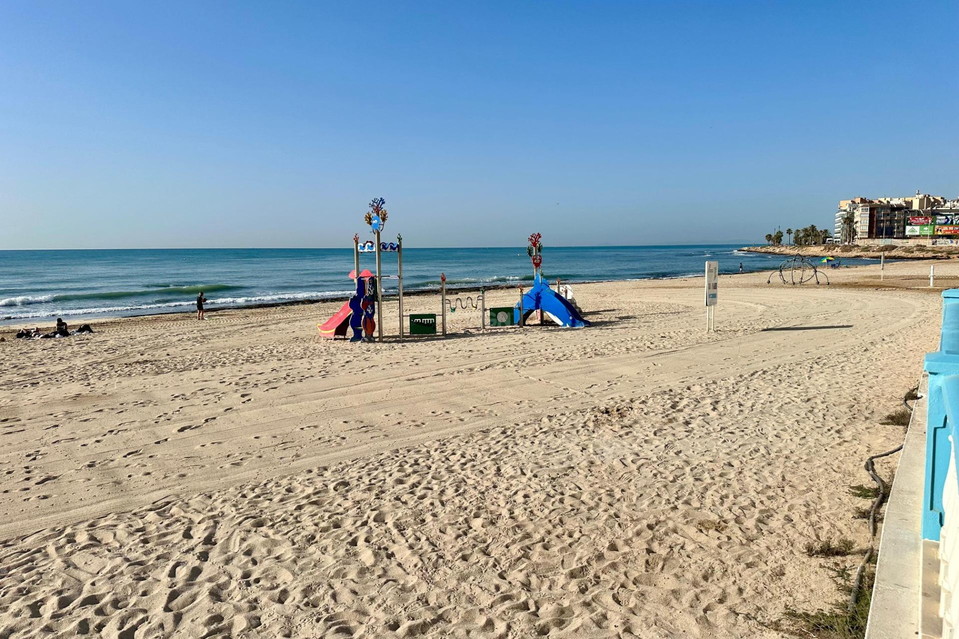 Odsprzedaż - Mieszkanie w bloku - Torrevieja - Playa de los Locos