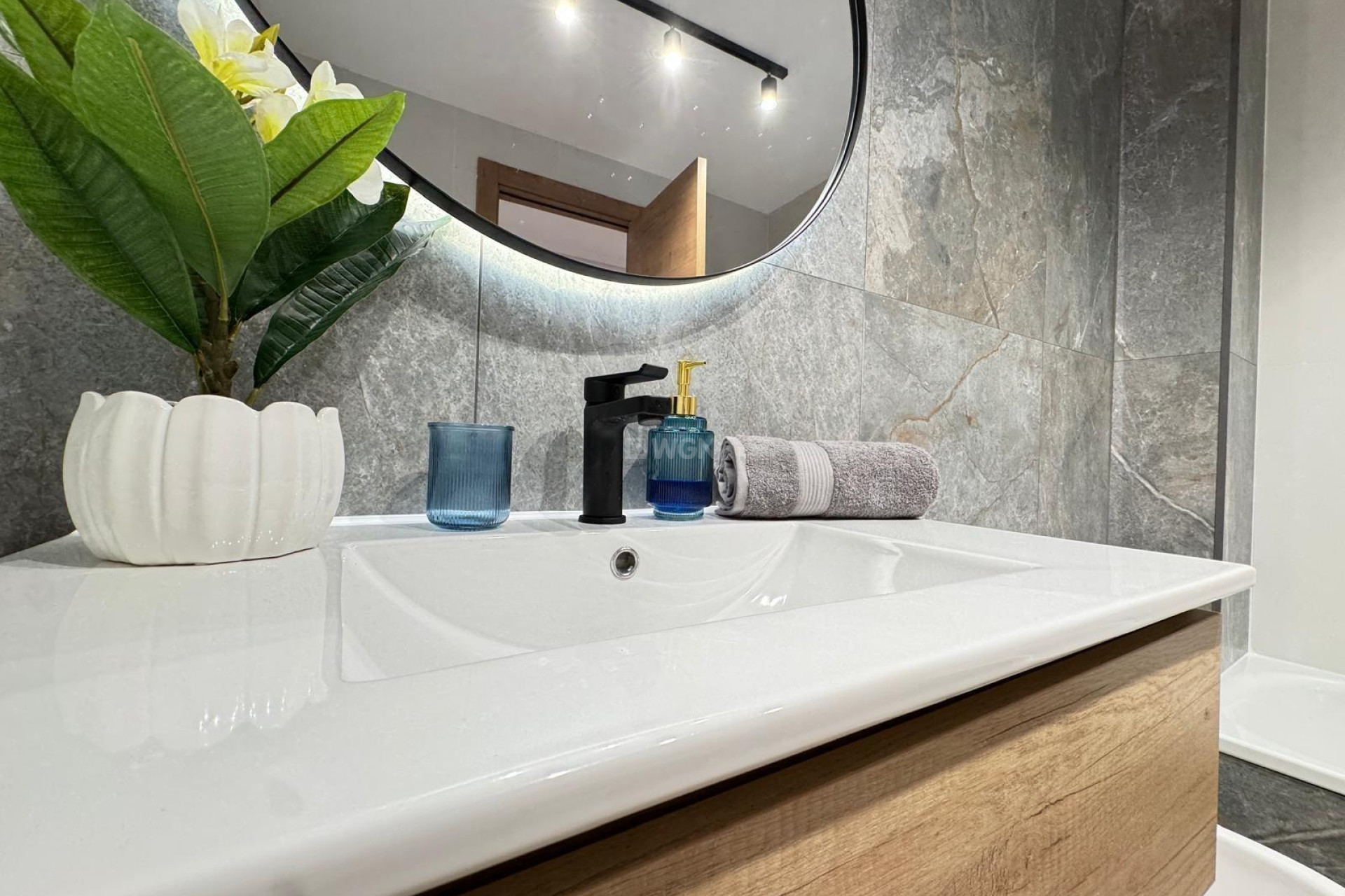 Odsprzedaż - Mieszkanie w bloku - Torrevieja - Playa de los Locos