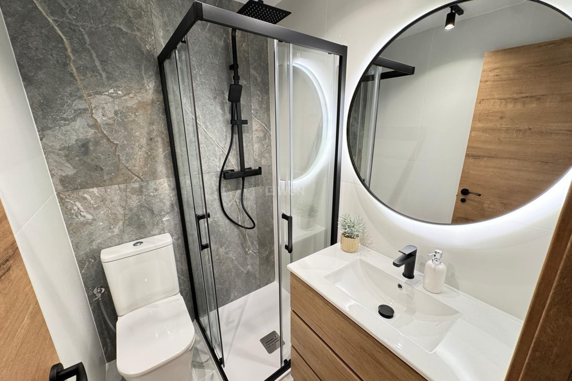 Odsprzedaż - Mieszkanie w bloku - Torrevieja - Playa de los Locos