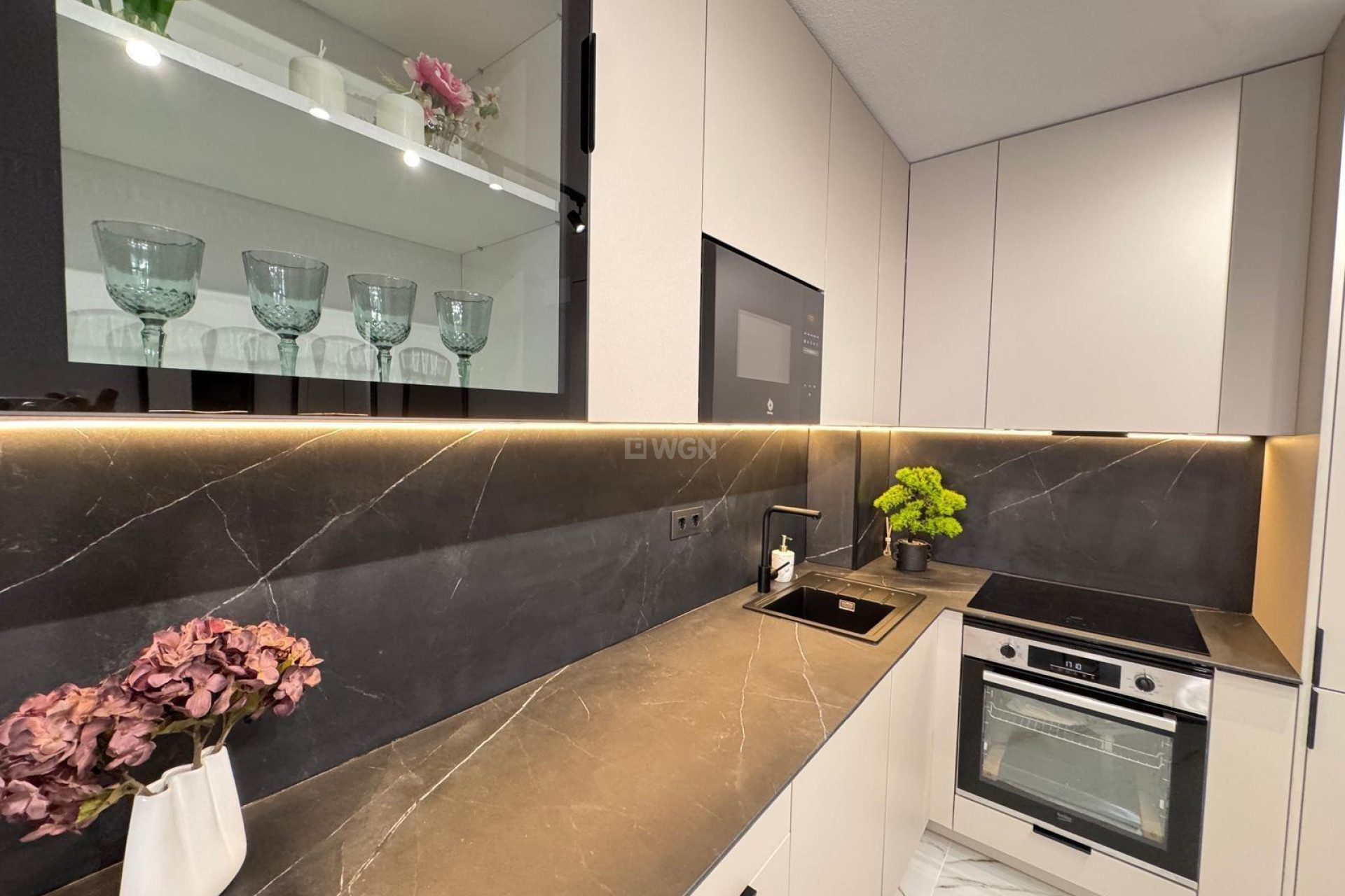 Odsprzedaż - Mieszkanie w bloku - Torrevieja - Playa de los Locos