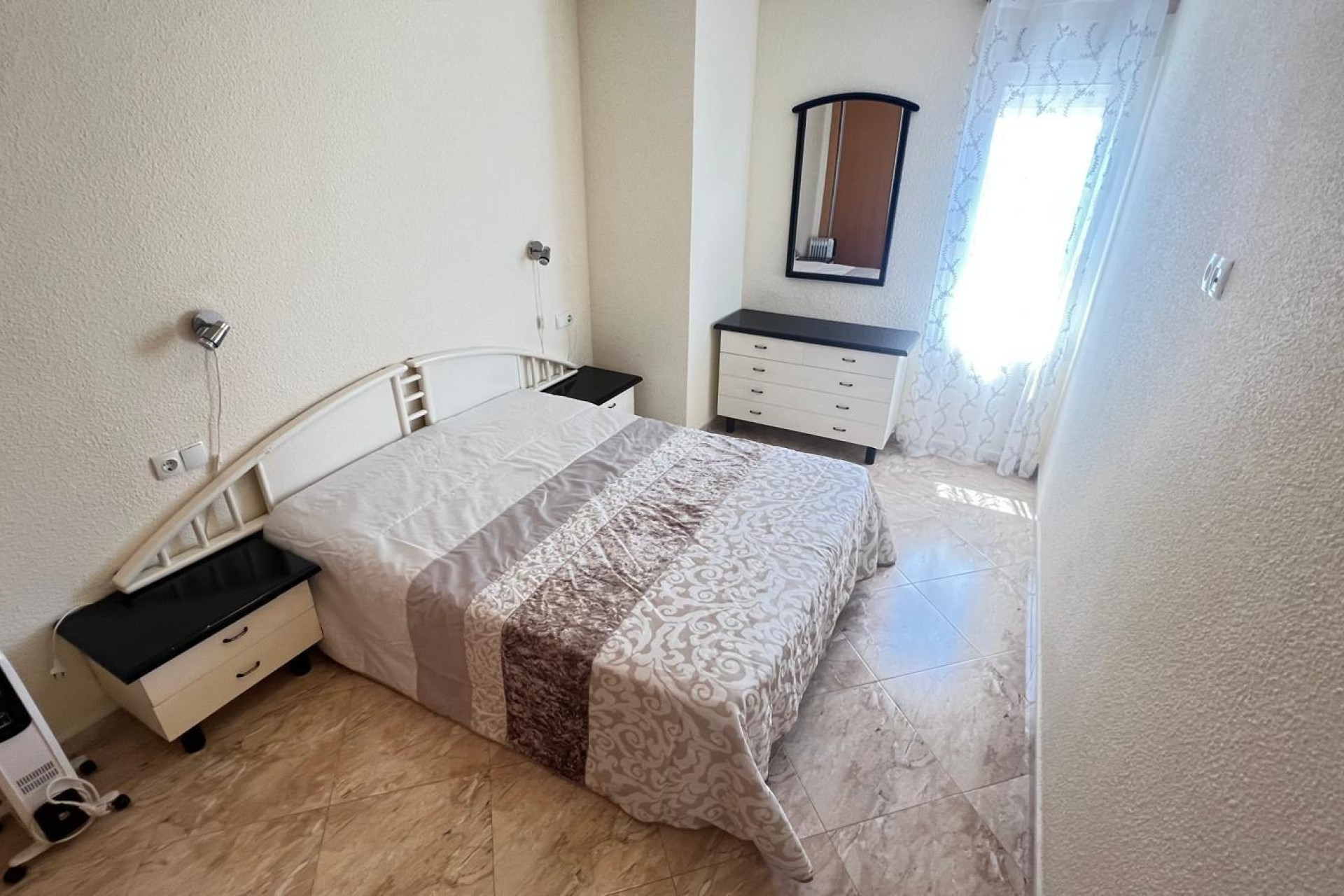 Odsprzedaż - Mieszkanie w bloku - Torrevieja - Playa de los Locos