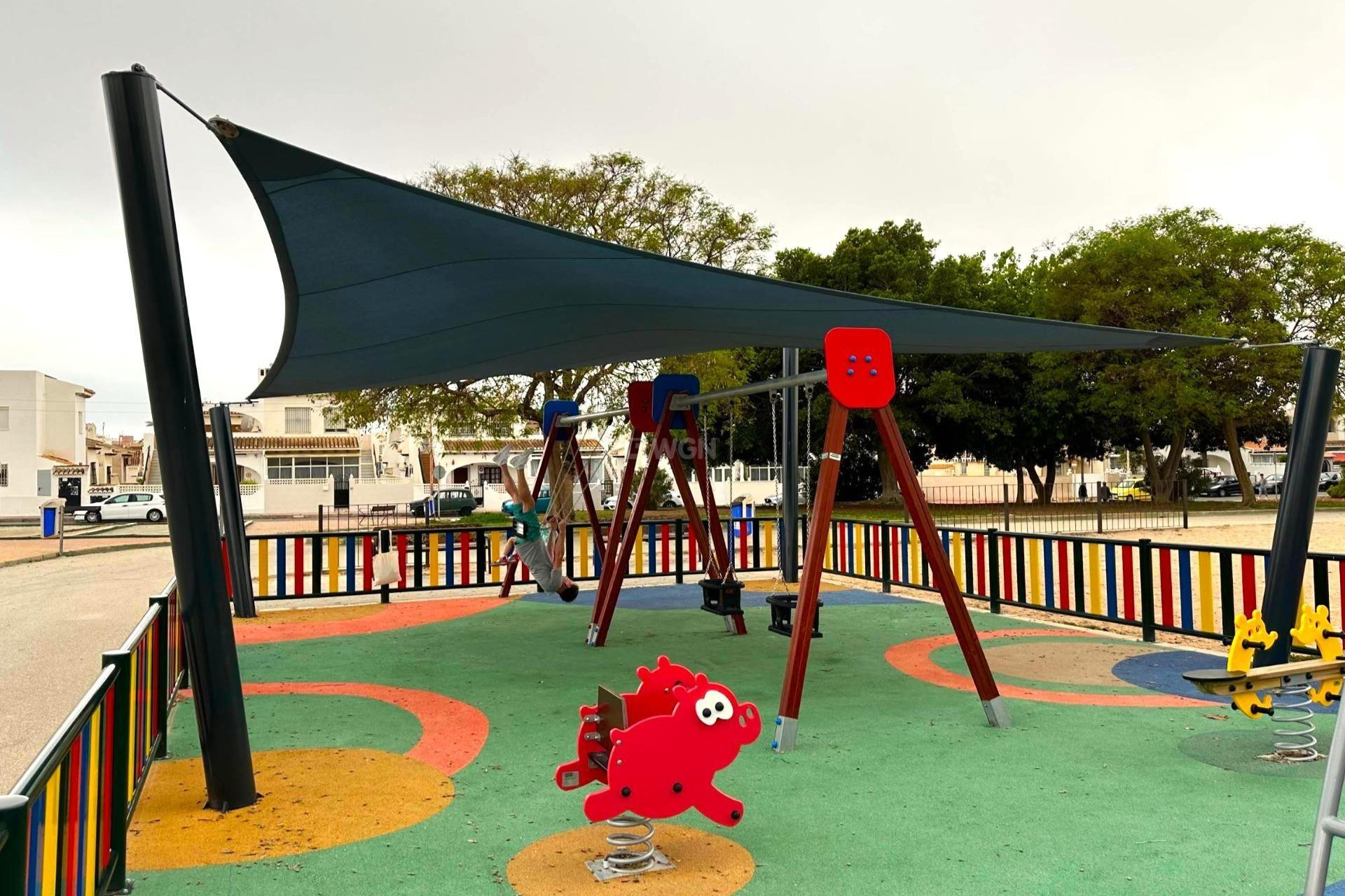 Odsprzedaż - Mieszkanie w bloku - Torrevieja - Playa de los Locos