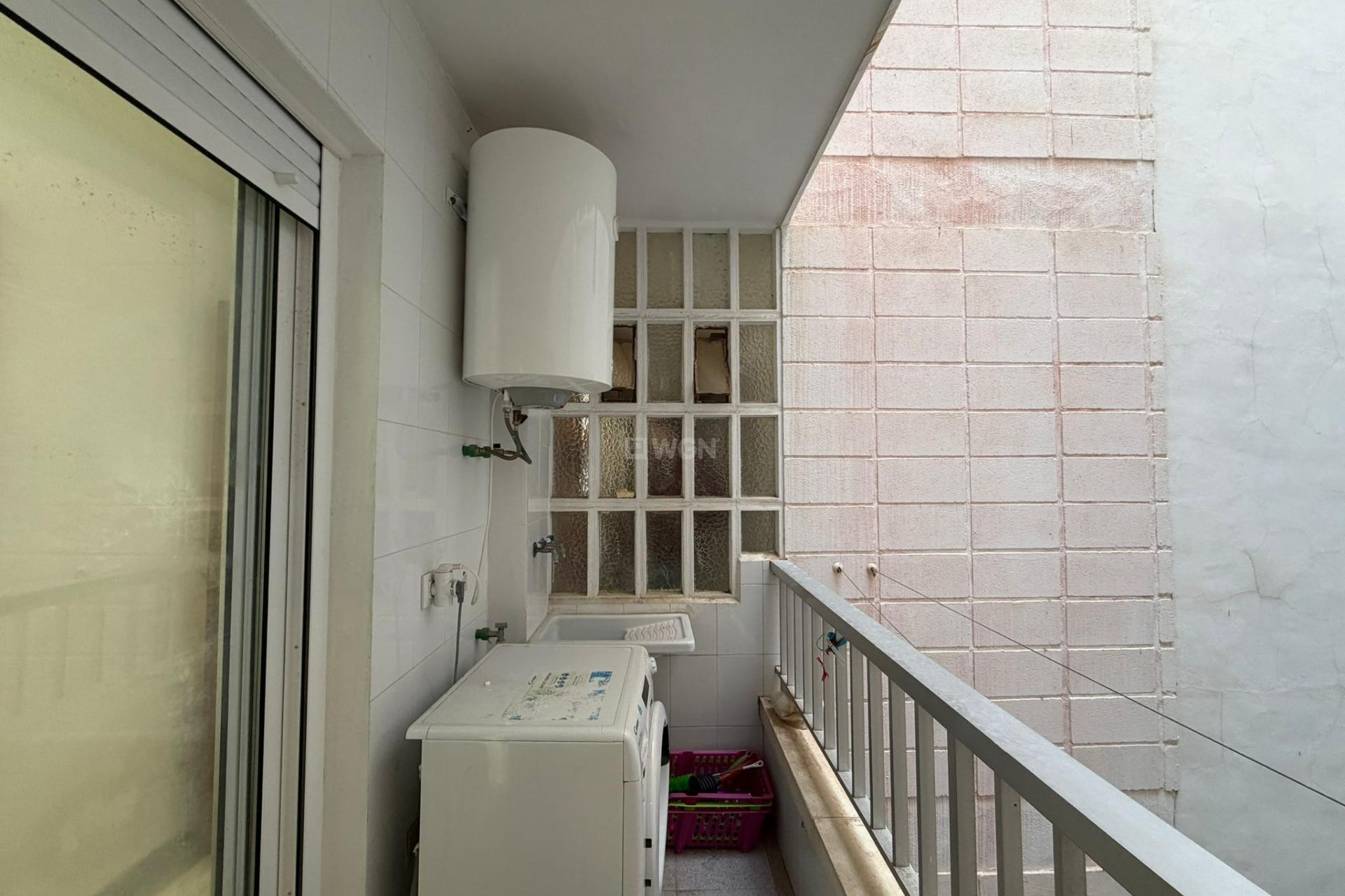 Odsprzedaż - Mieszkanie w bloku - Torrevieja - Playa de los Locos