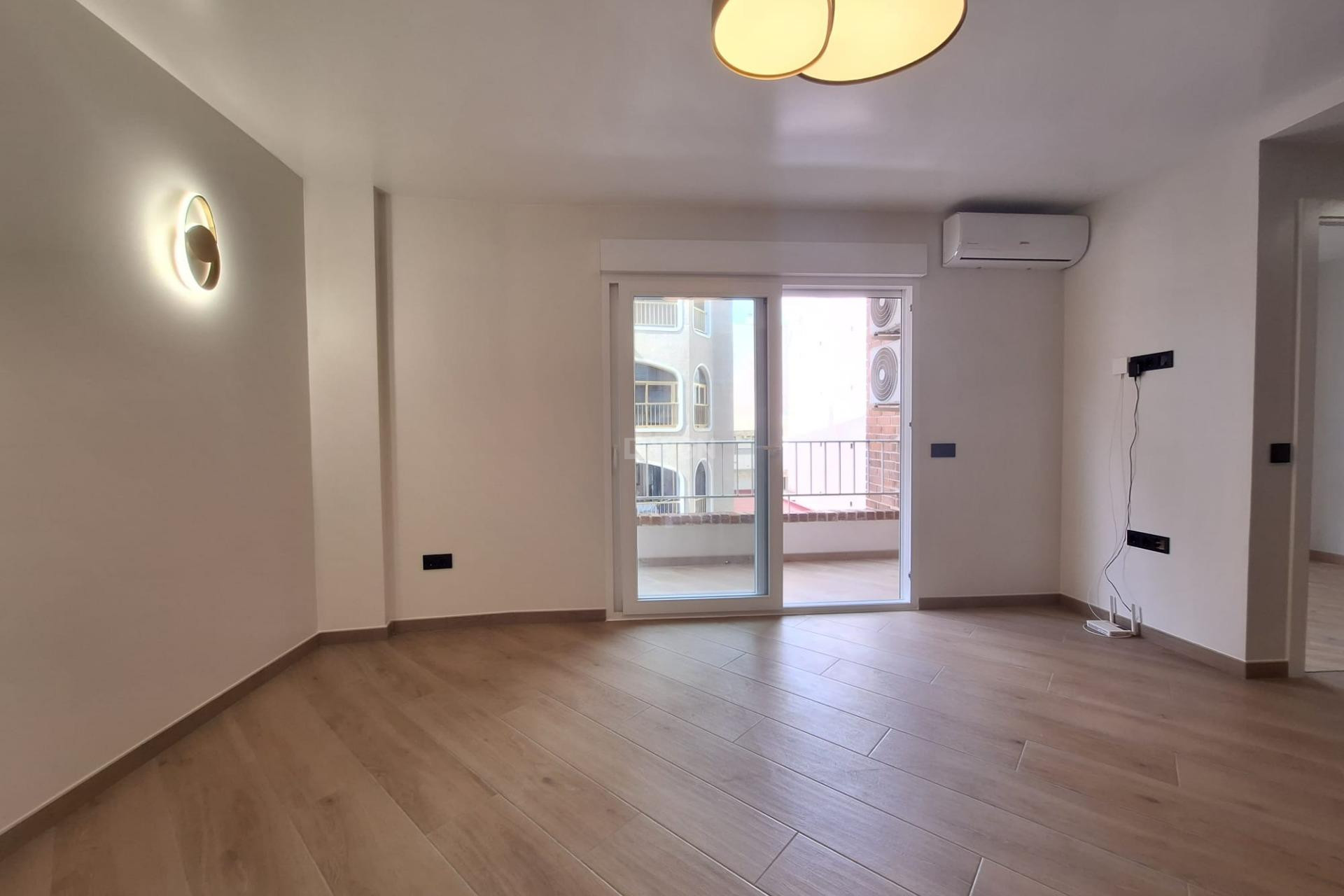 Odsprzedaż - Mieszkanie w bloku - Torrevieja - Playa de los Locos