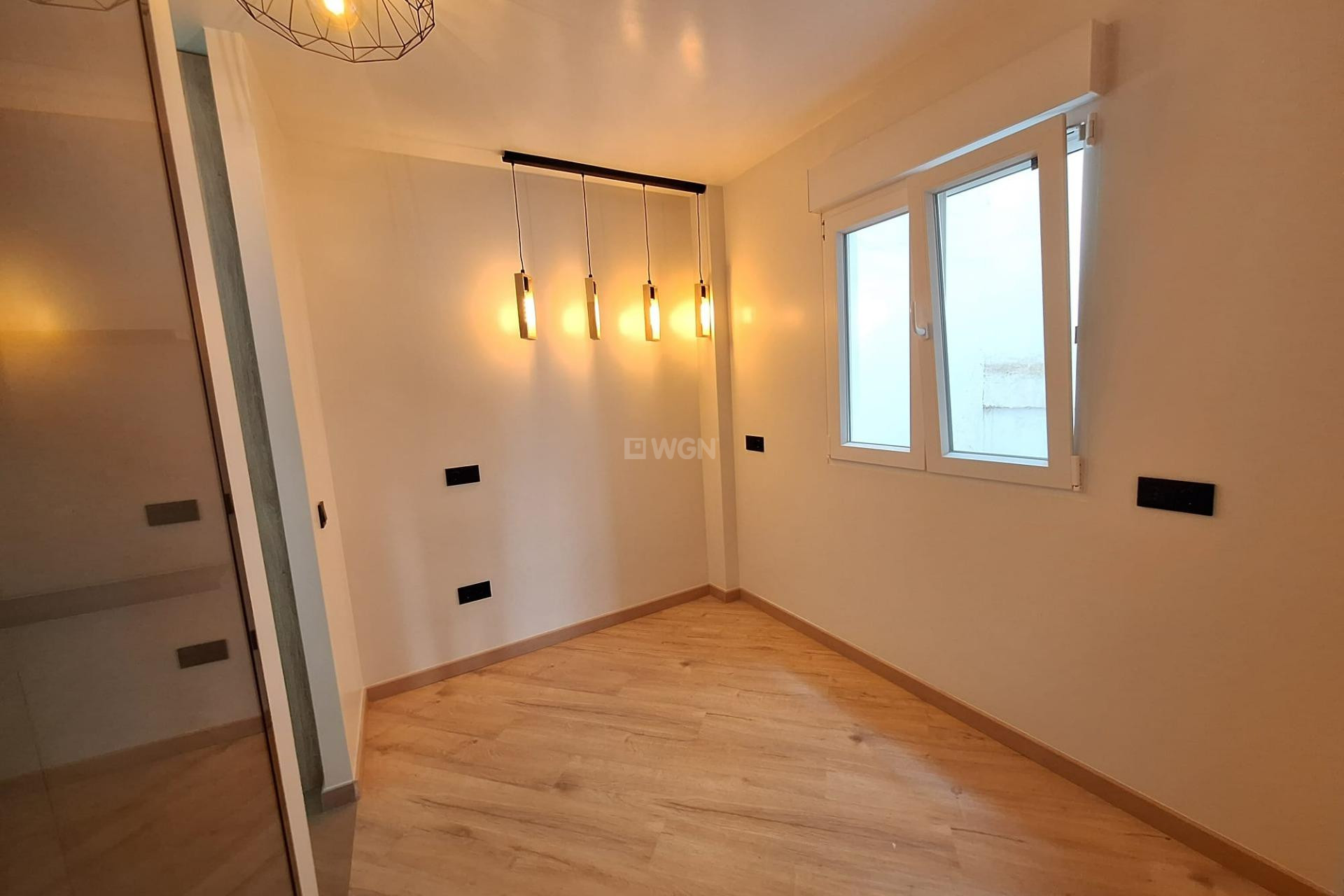 Odsprzedaż - Mieszkanie w bloku - Torrevieja - Playa de los Locos