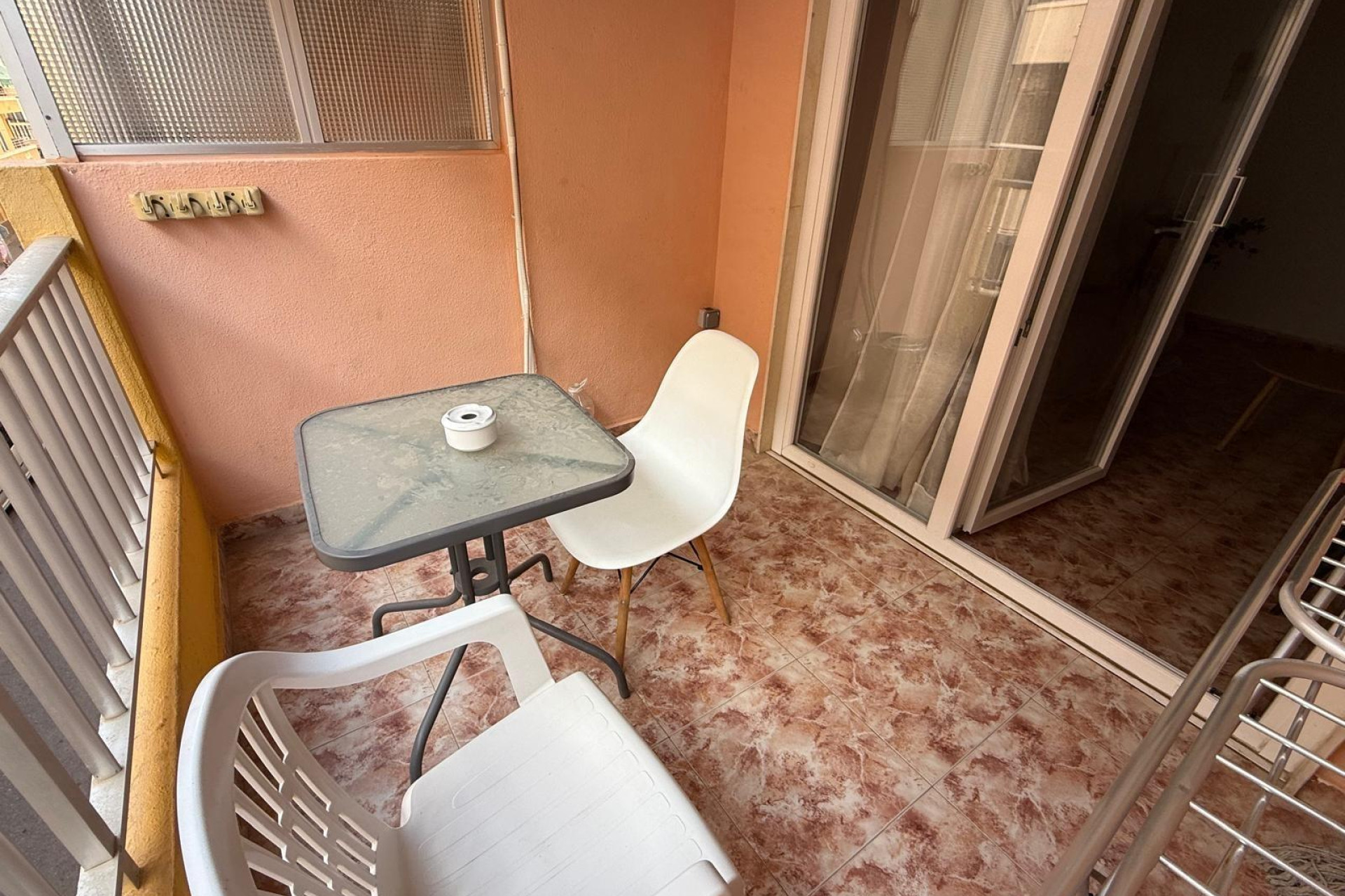 Odsprzedaż - Mieszkanie w bloku - Torrevieja - Playa de los Locos