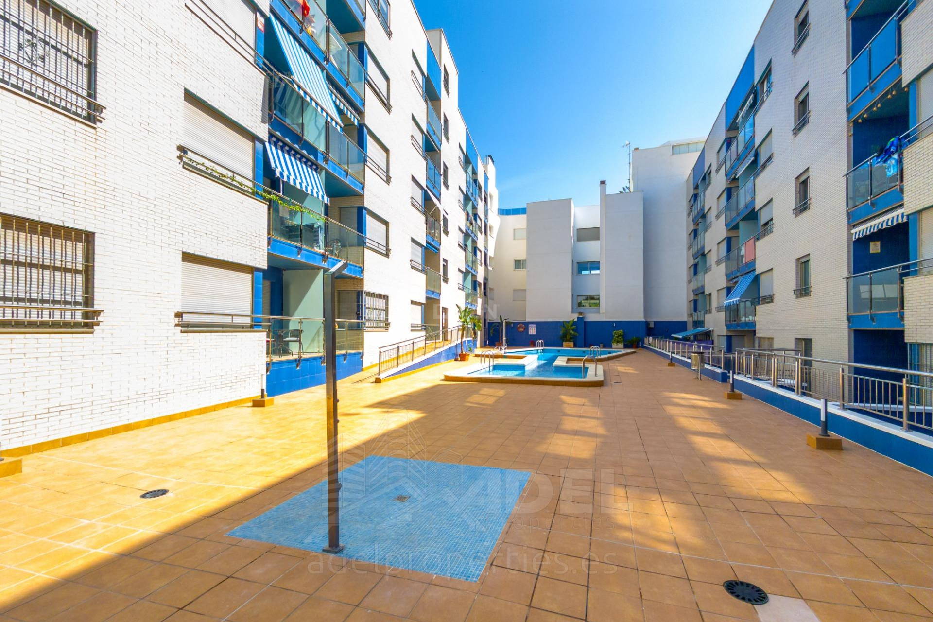 Odsprzedaż - Mieszkanie w bloku - Torrevieja - Playa de los Locos