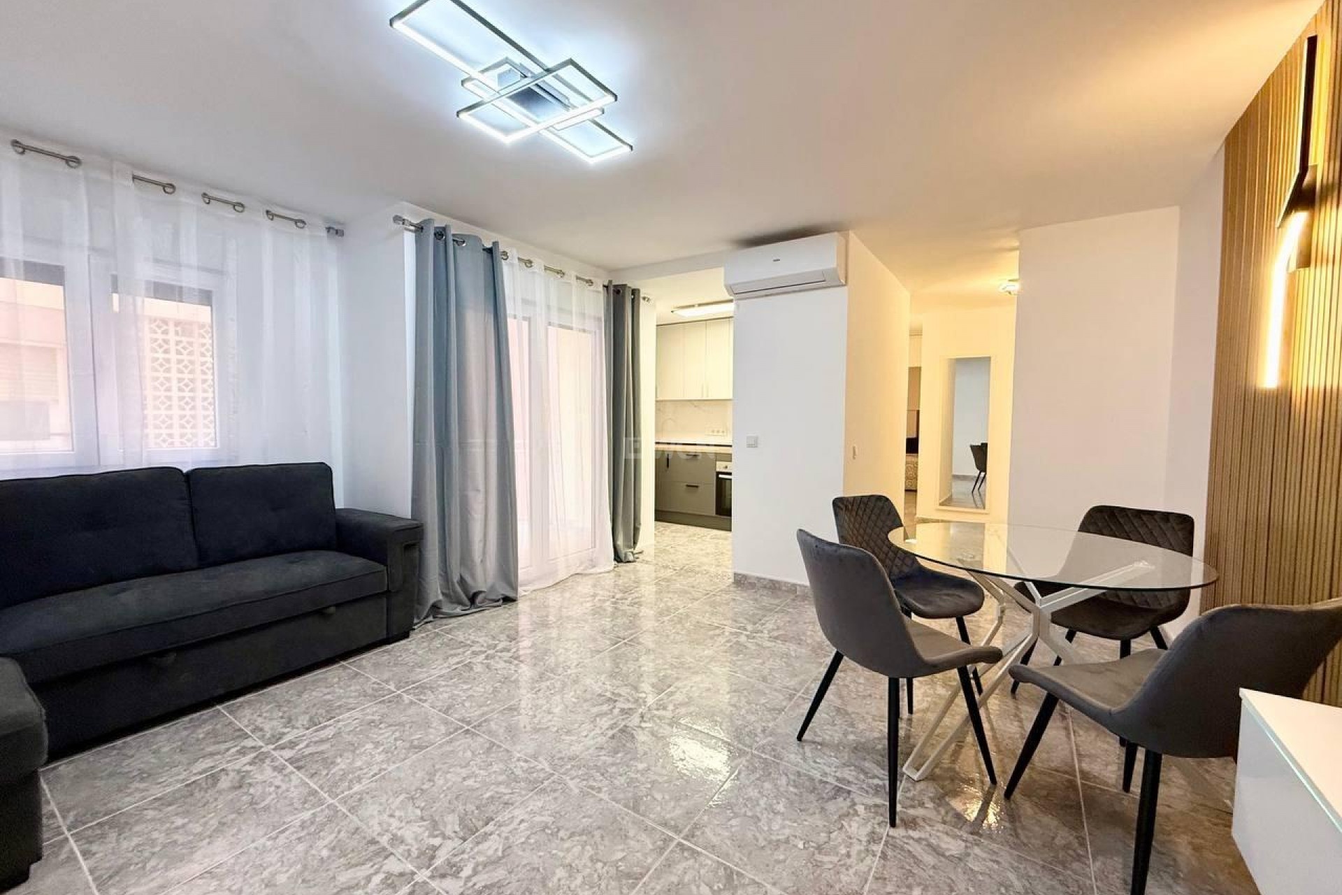 Odsprzedaż - Mieszkanie w bloku - Torrevieja - Playa del Cura