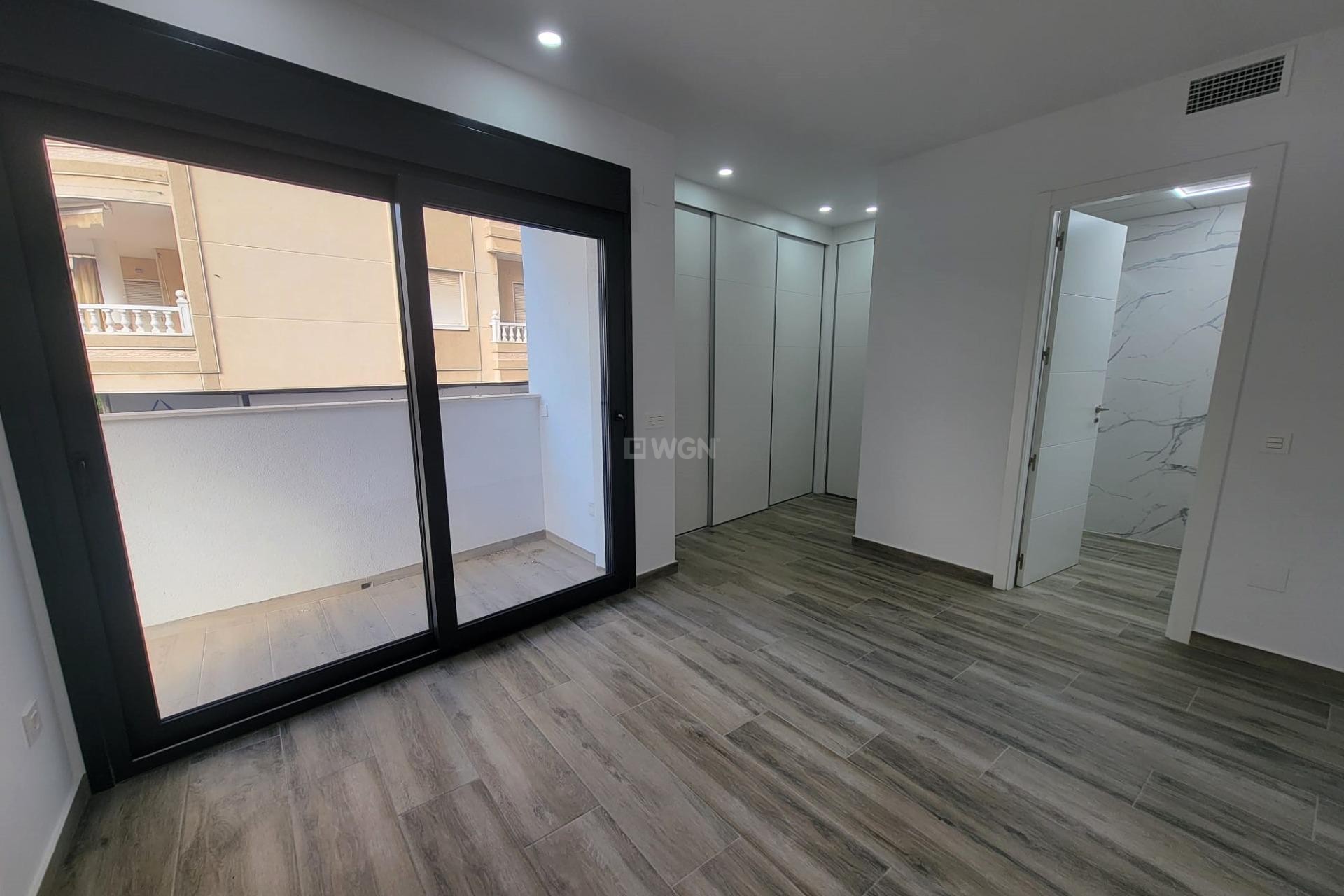 Odsprzedaż - Mieszkanie w bloku - Torrevieja - Playa del Cura