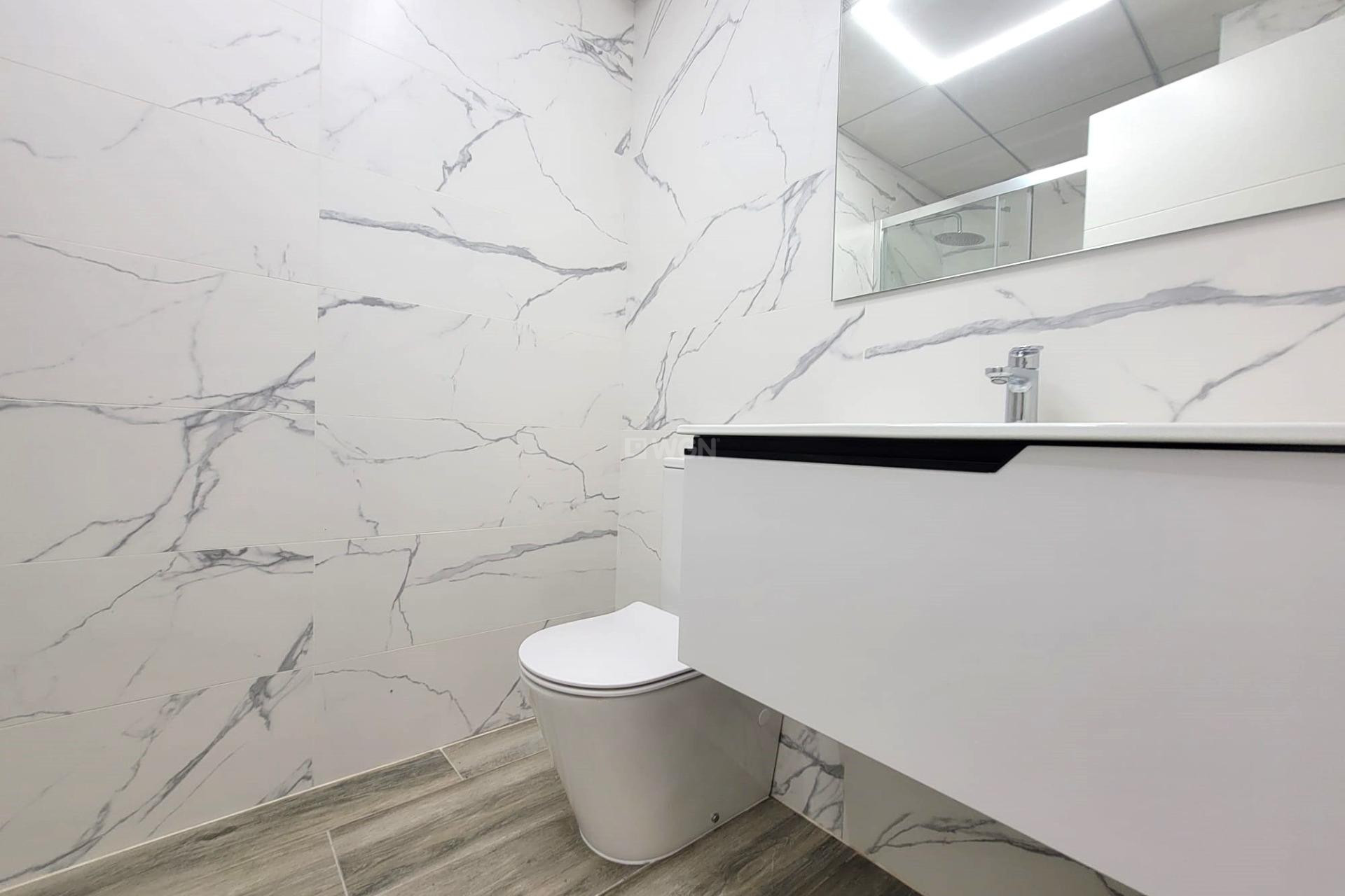 Odsprzedaż - Mieszkanie w bloku - Torrevieja - Playa del Cura