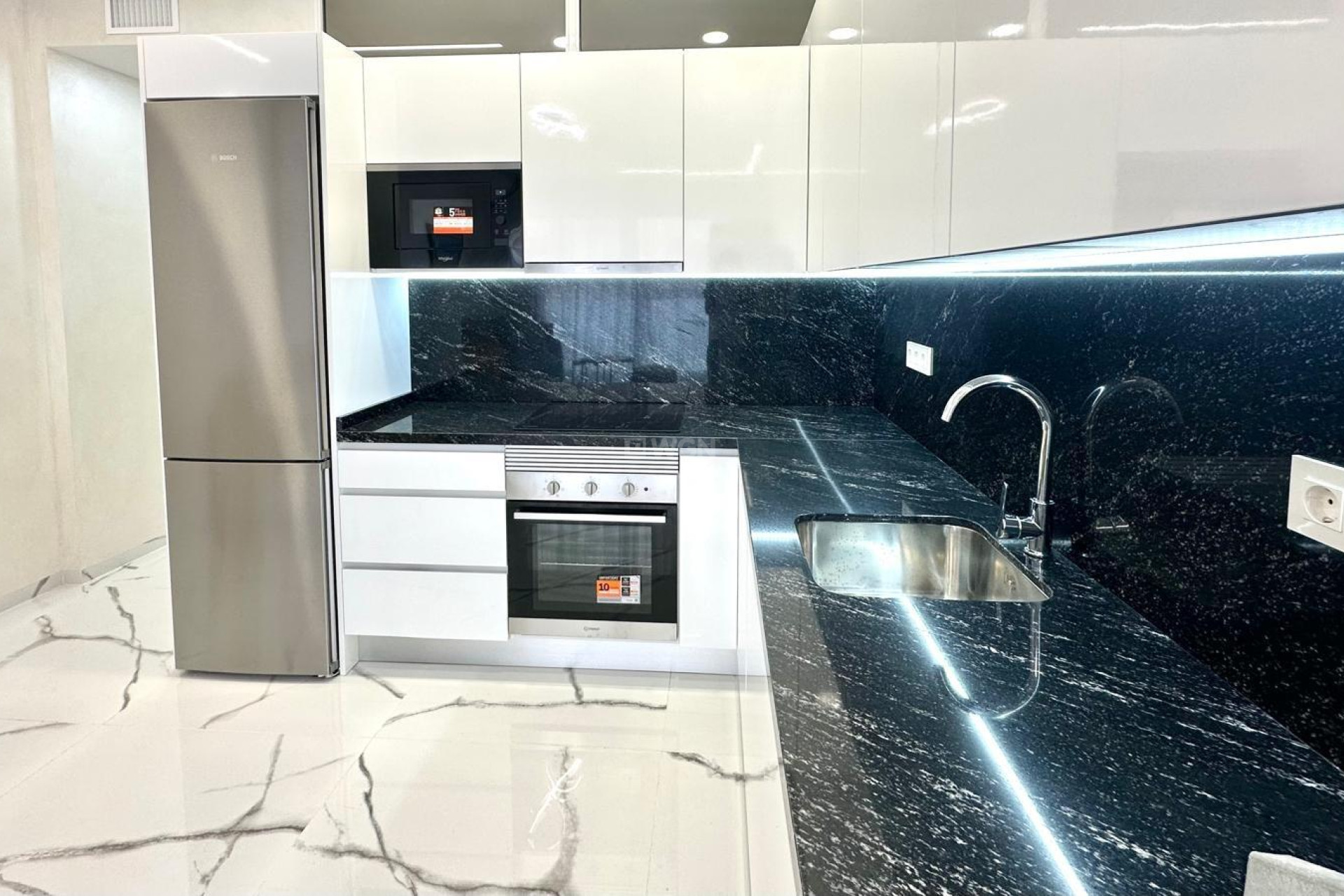 Odsprzedaż - Mieszkanie w bloku - Torrevieja - Playa del Cura