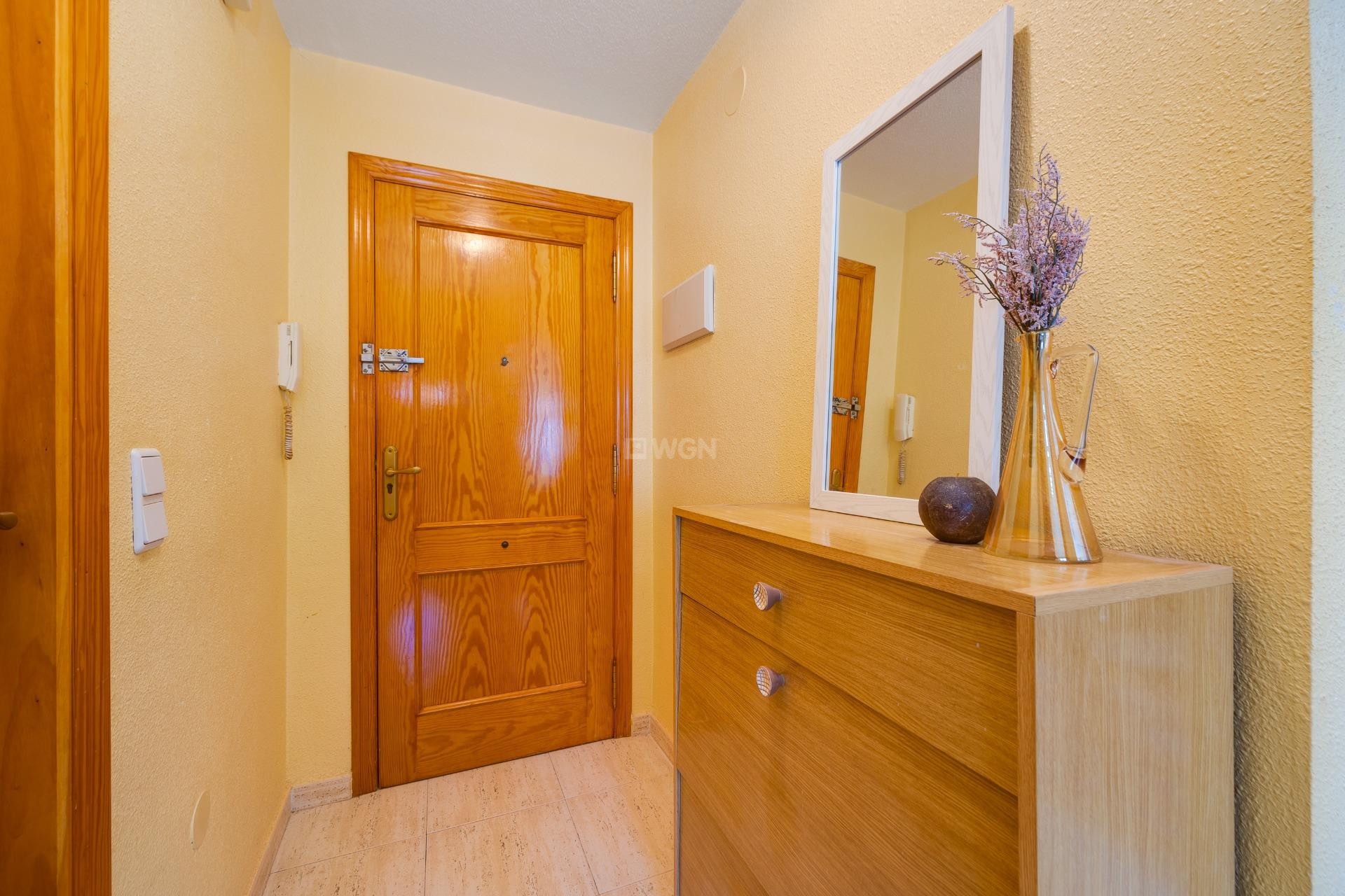 Odsprzedaż - Mieszkanie w bloku - Torrevieja - Playa del Cura