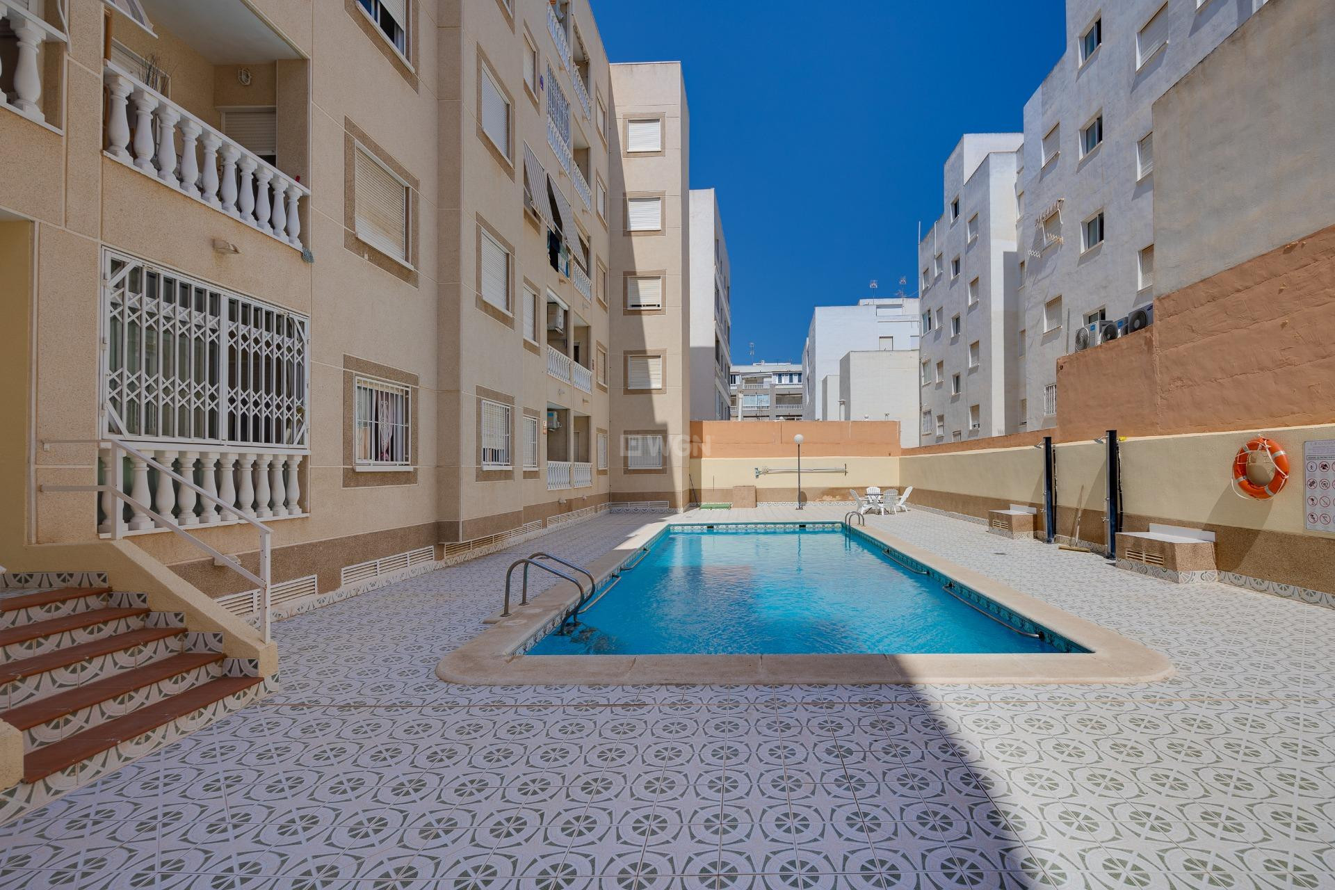 Odsprzedaż - Mieszkanie w bloku - Torrevieja - Playa del Cura
