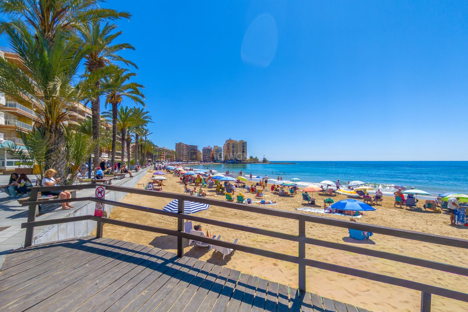 Odsprzedaż - Mieszkanie w bloku - Torrevieja - Playa del Cura