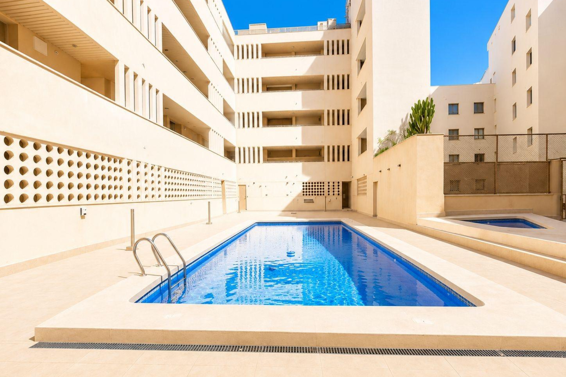 Odsprzedaż - Mieszkanie w bloku - Torrevieja - Playa del Cura