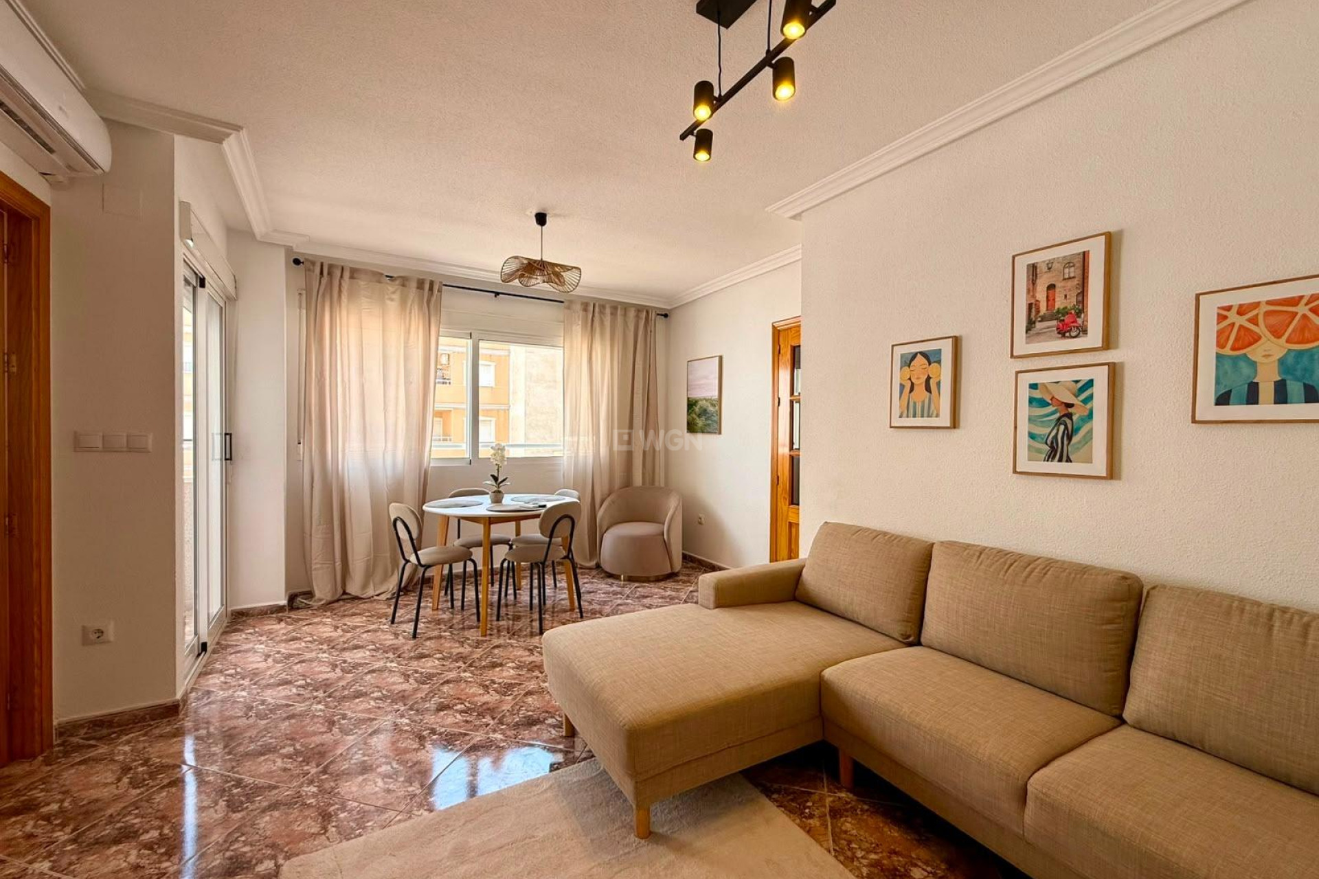 Odsprzedaż - Mieszkanie w bloku - Torrevieja - Playa del Cura