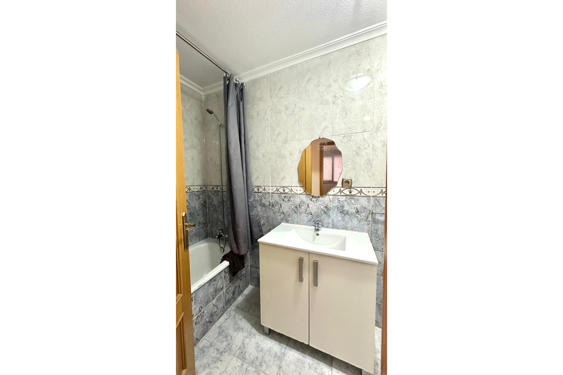 Odsprzedaż - Mieszkanie w bloku - Torrevieja