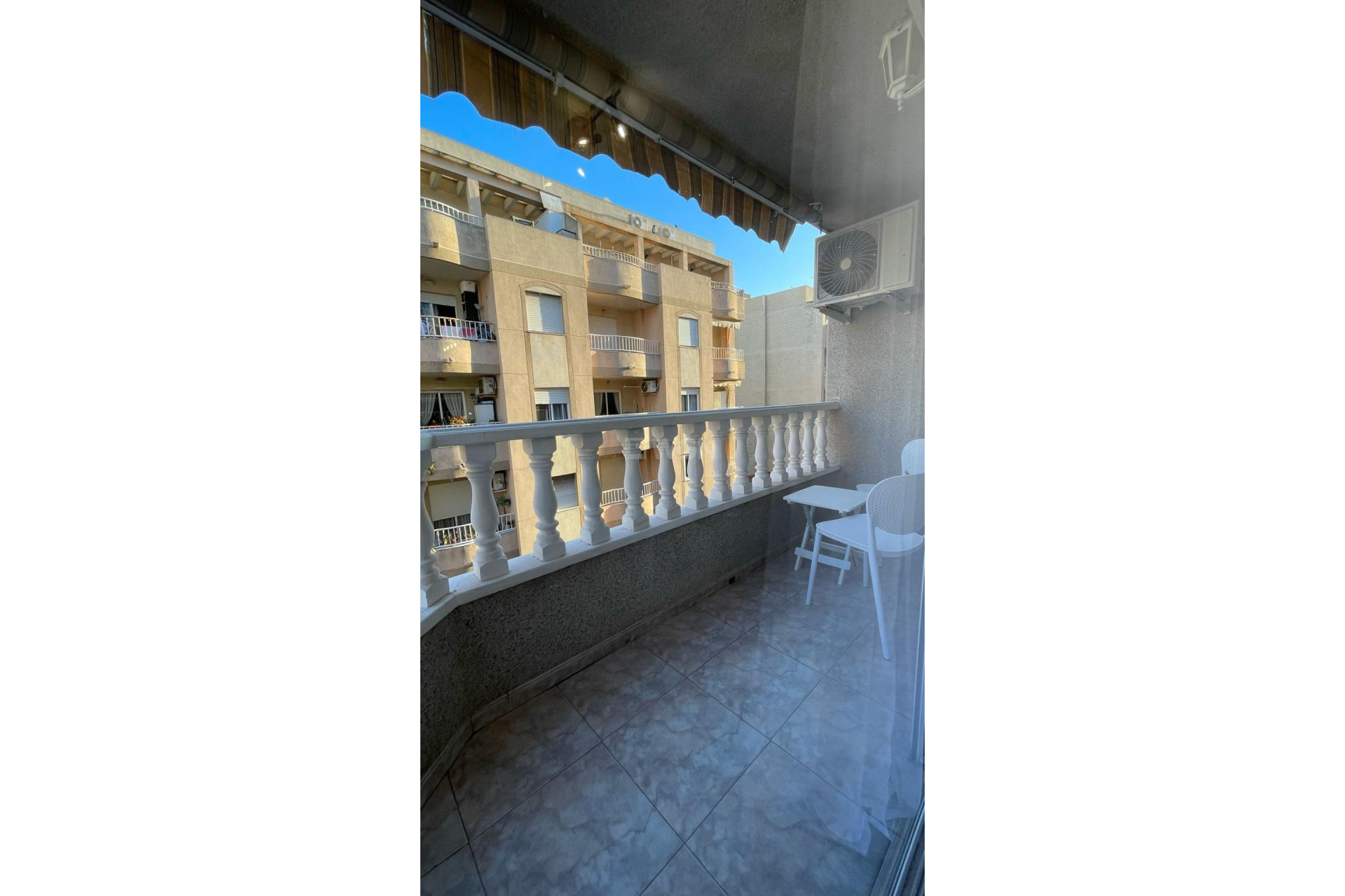 Odsprzedaż - Mieszkanie w bloku - Torrevieja