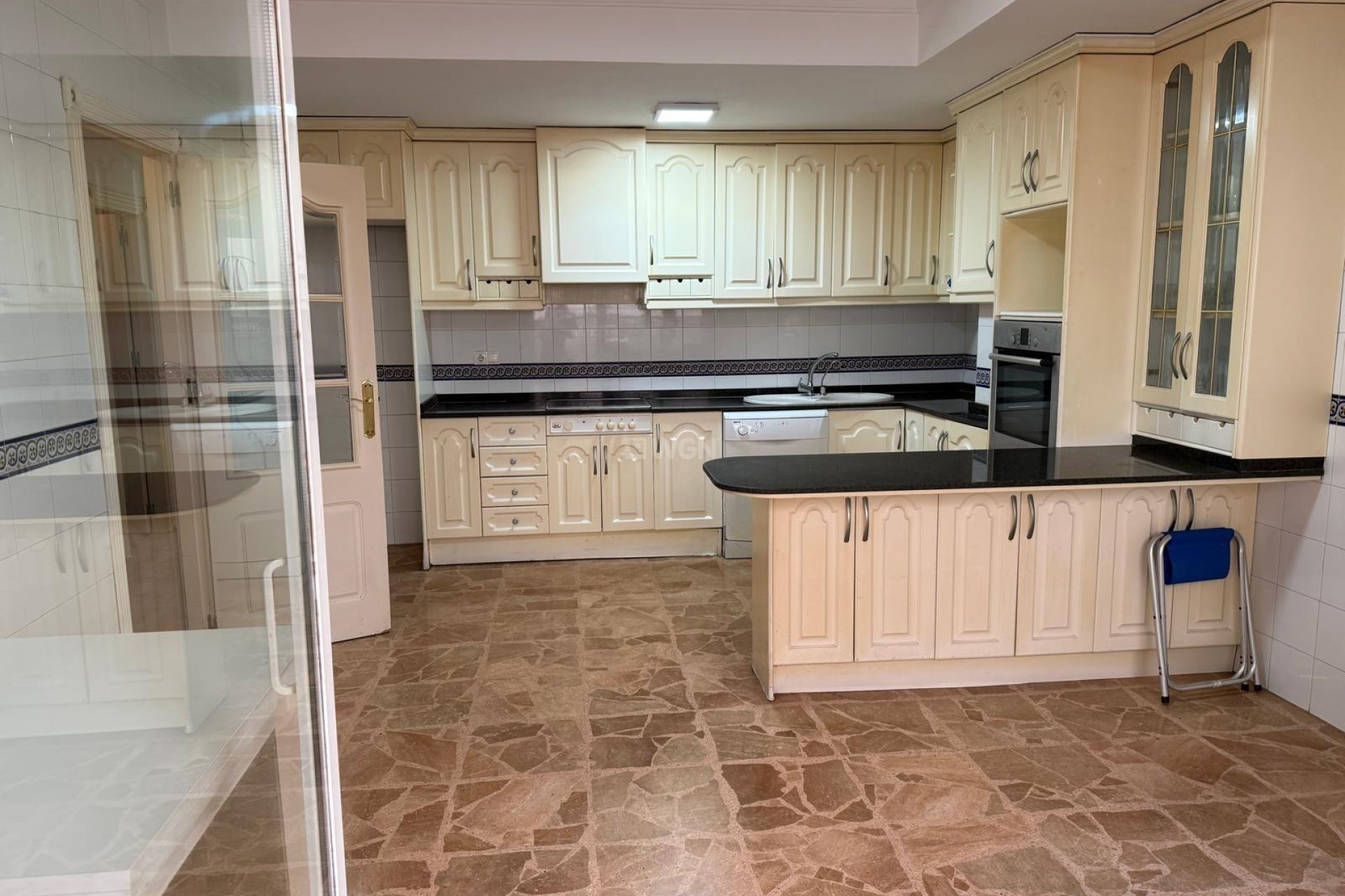 Odsprzedaż - Mieszkanie w bloku - Torrevieja