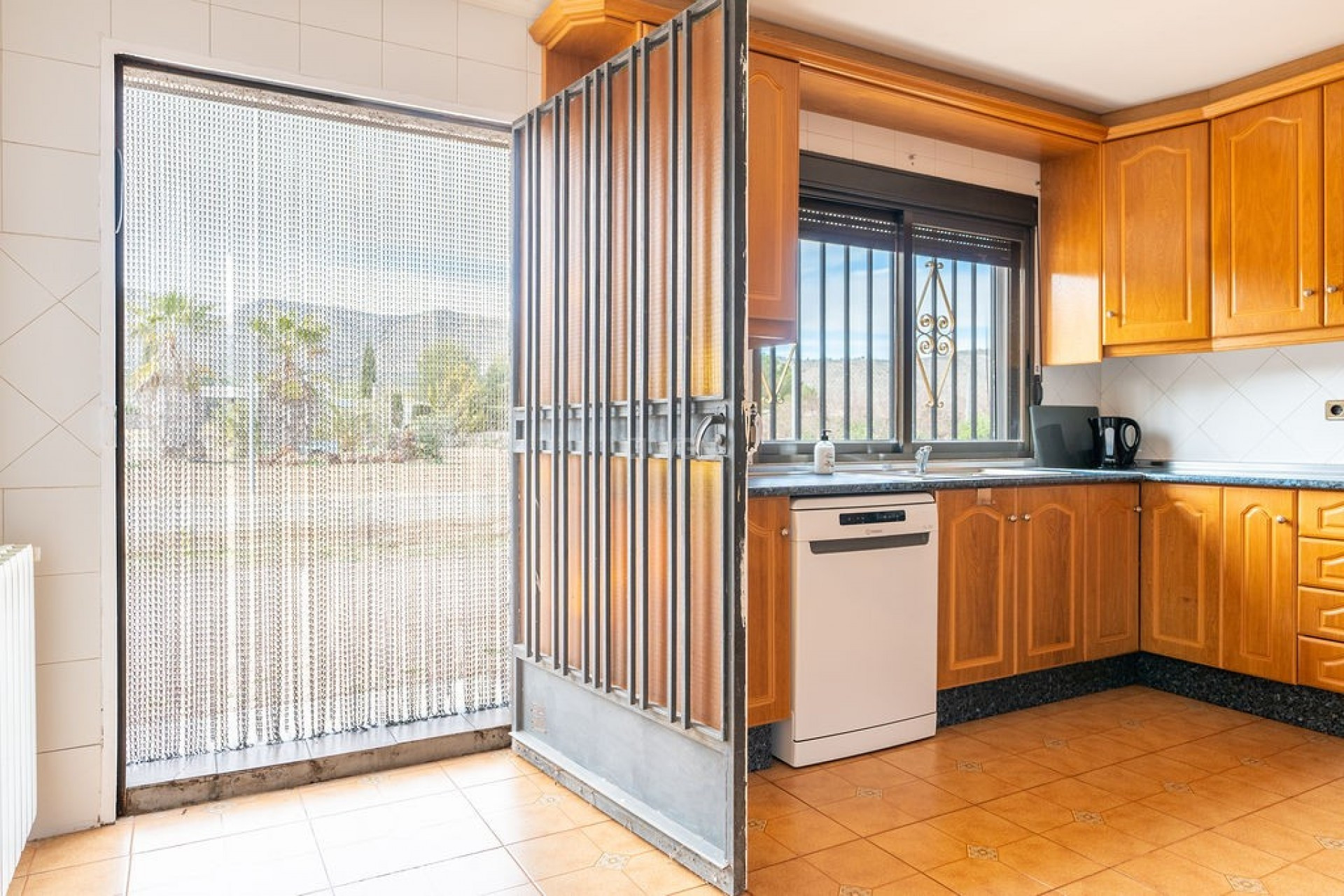 Odsprzedaż - Villa - Hondón de las Nieves - Inland