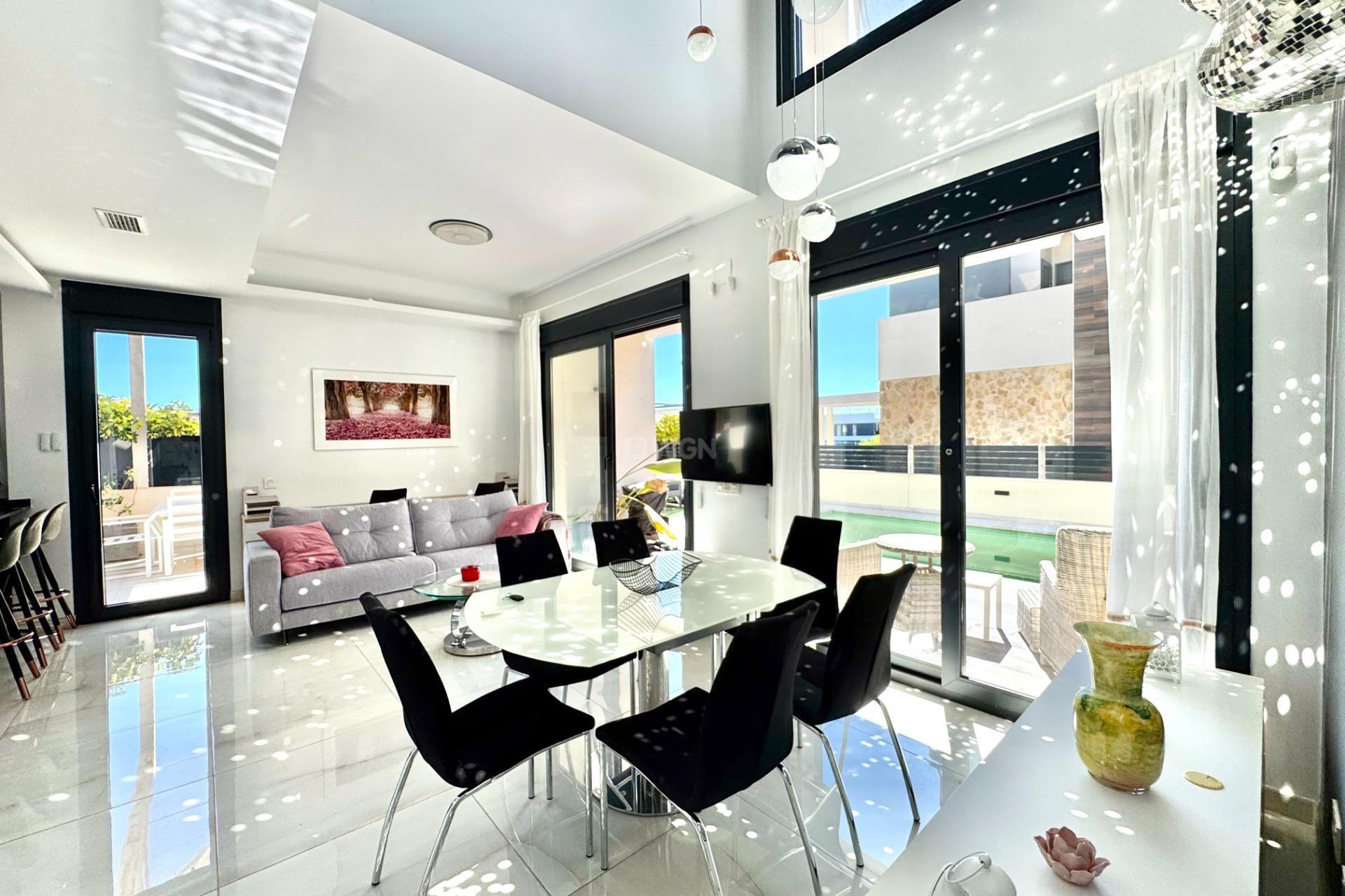 Odsprzedaż - Villa - Orihuela Costa - Lomas de Cabo Roig