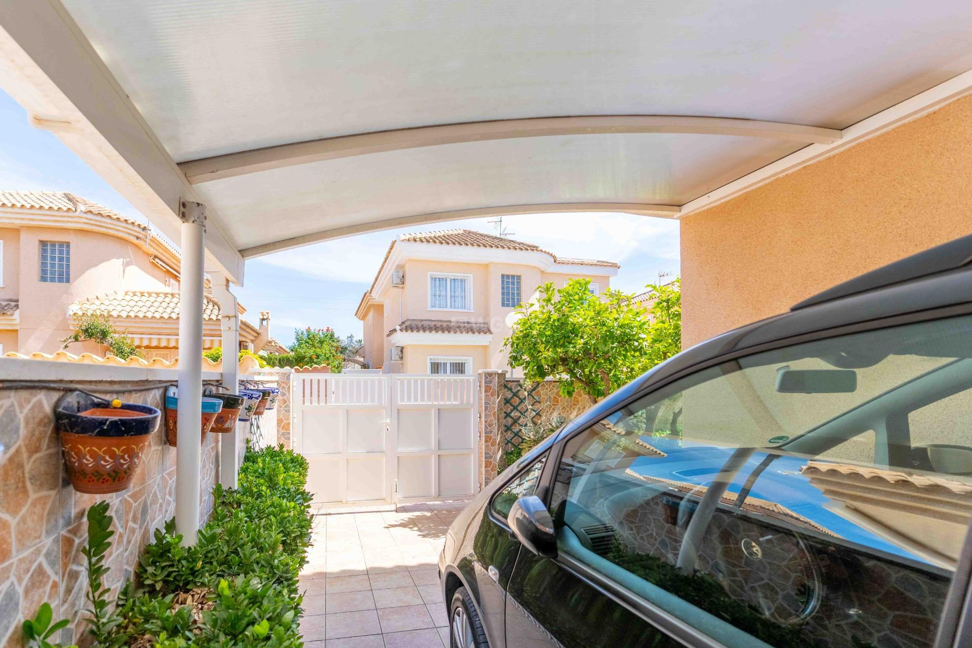 Odsprzedaż - Villa - Orihuela Costa - Punta Prima