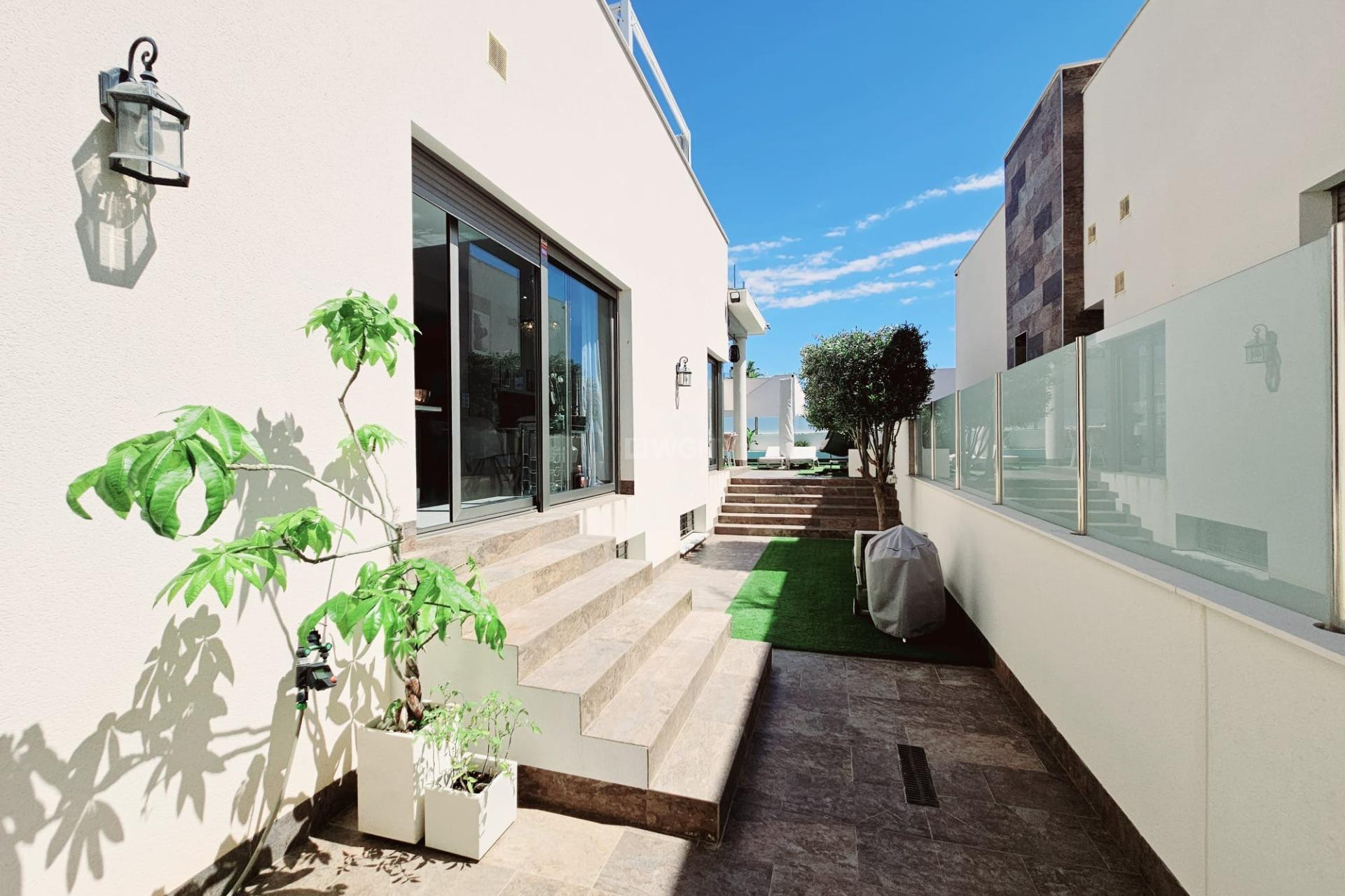 Odsprzedaż - Villa - Orihuela Costa - Villamartín-las Filipinas