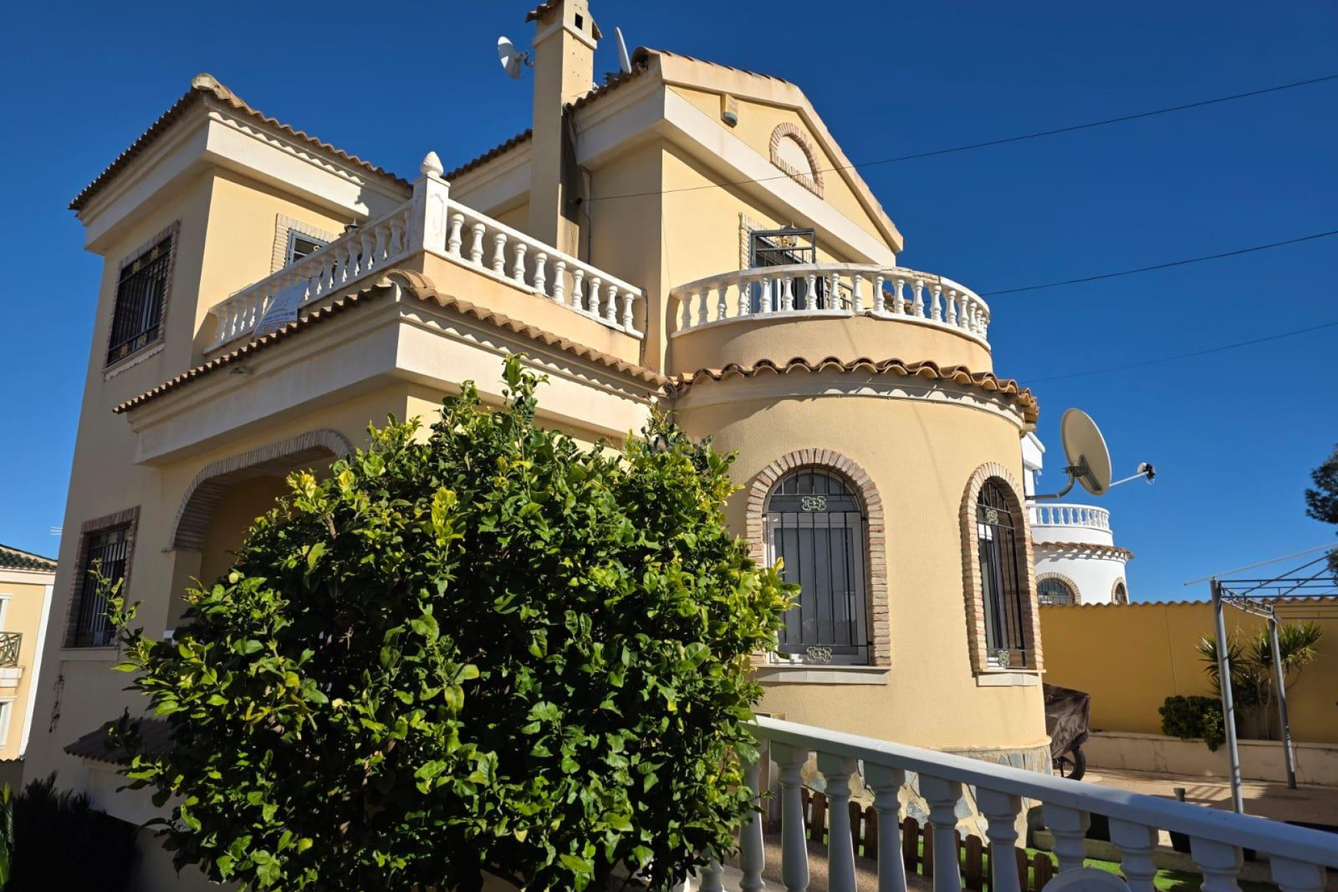 Odsprzedaż - Villa - Orihuela Costa - Villamartín-las Filipinas