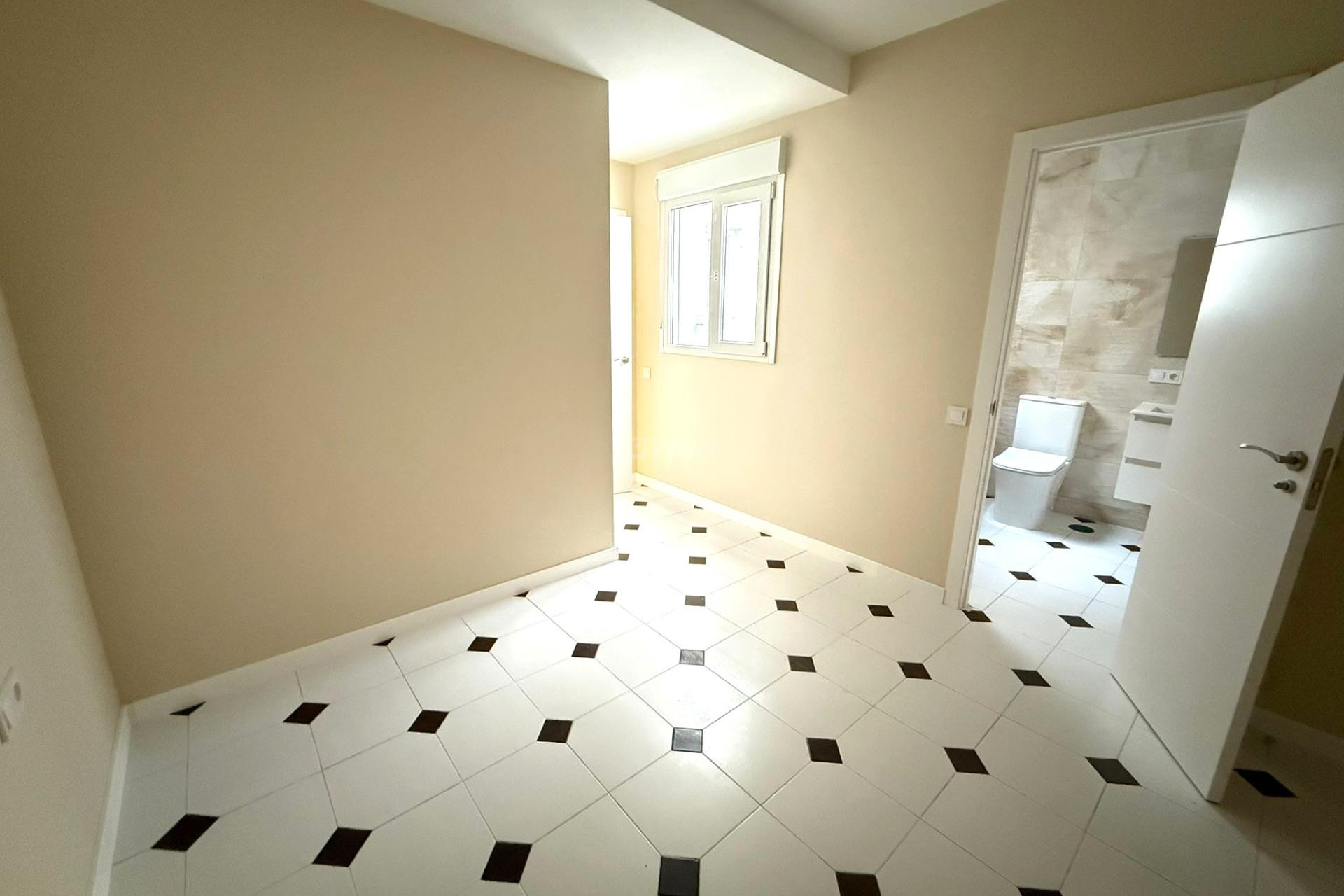 Resale - Apartment / flat - Torrevieja - Centro