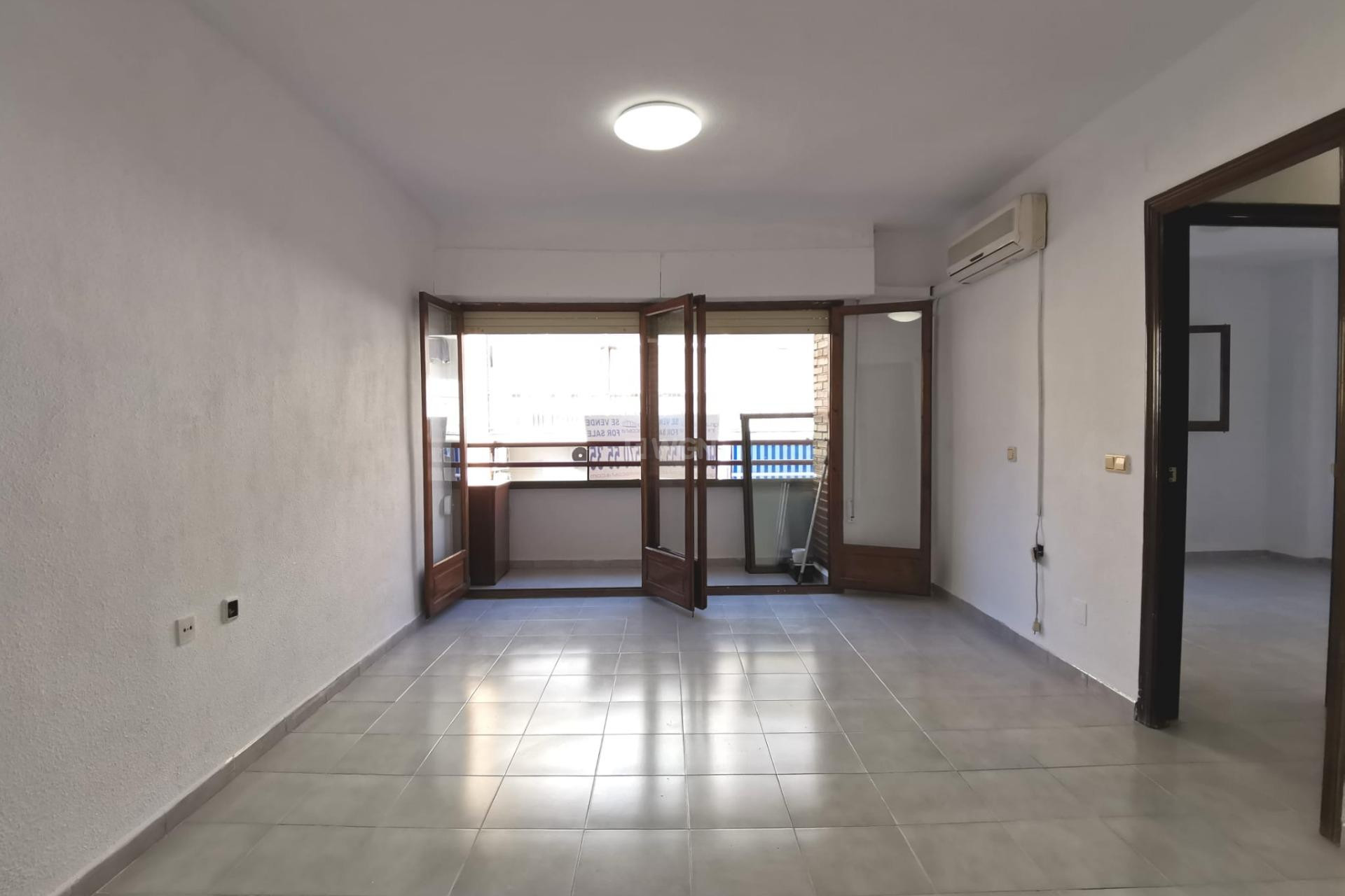 Resale - Apartment / flat - Torrevieja - Estacion De Autobuses