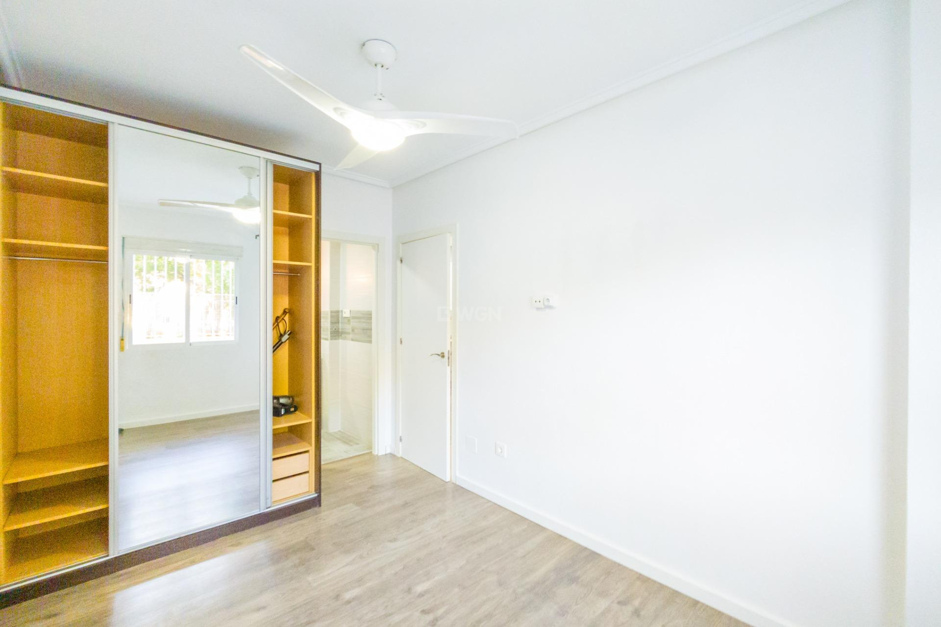 Resale - Apartment / flat - Torrevieja - Estacion De Autobuses