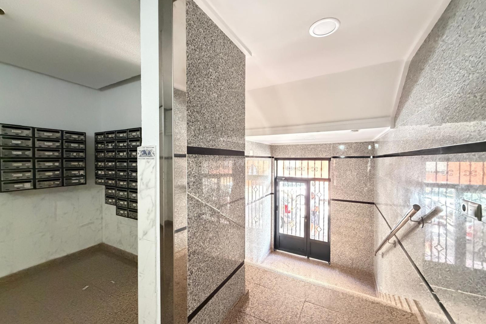 Resale - Apartment / flat - Torrevieja - Las Piscinas Naturales