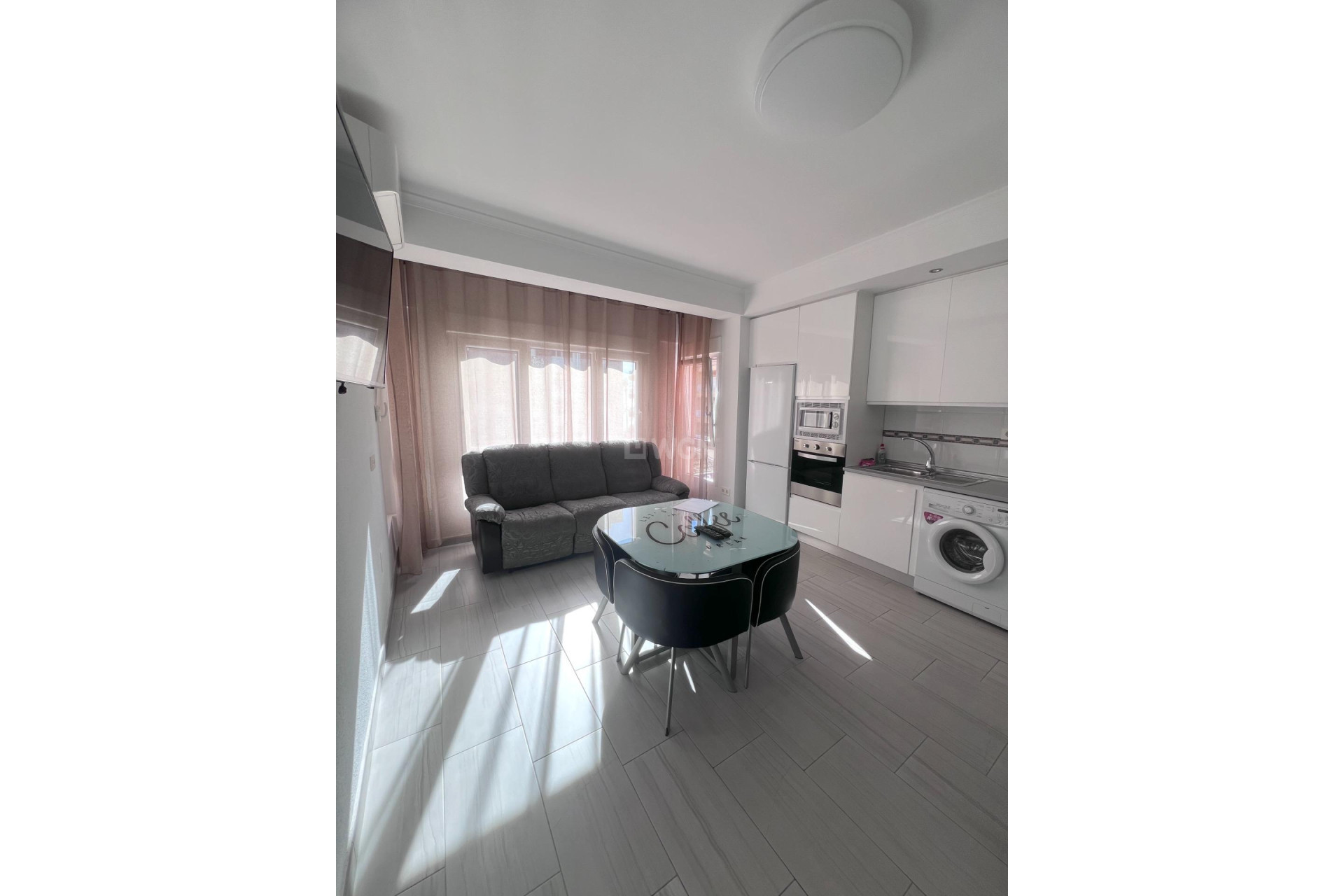 Resale - Apartment / flat - Torrevieja - Paseo Maritimo