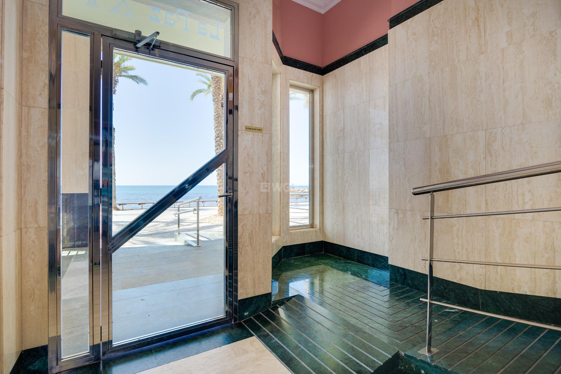 Resale - Apartment / flat - Torrevieja - Paseo Maritimo