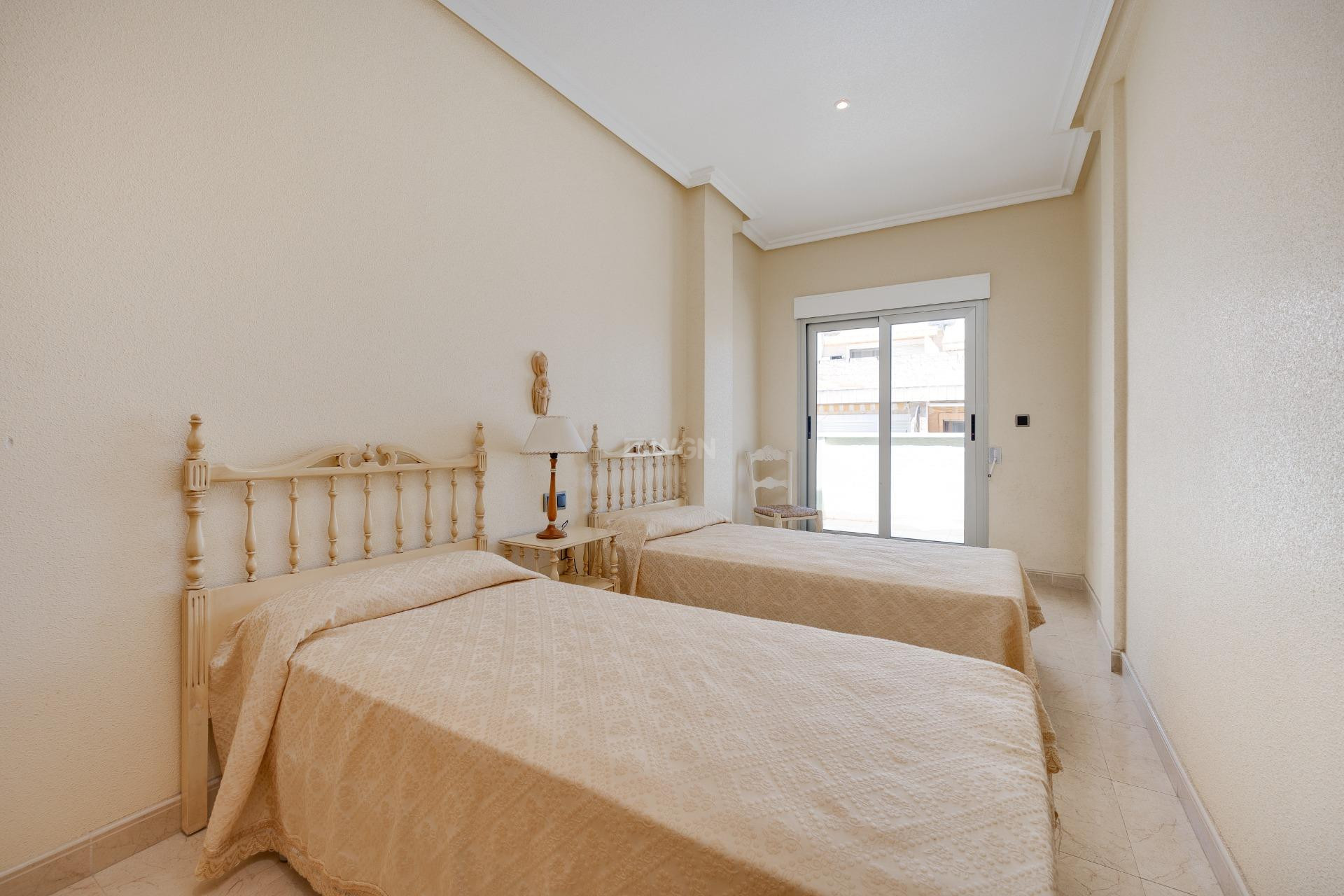 Resale - Apartment / flat - Torrevieja - Paseo Maritimo