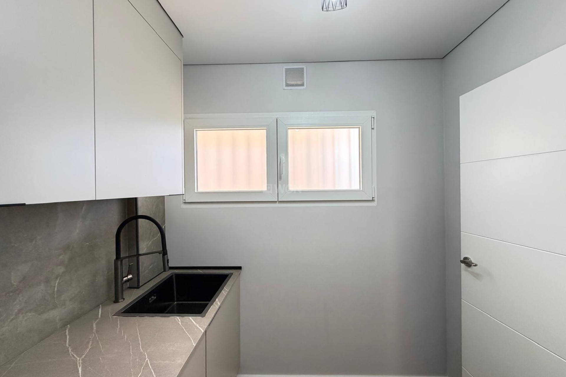 Resale - Apartment / flat - Torrevieja - Punta Prima