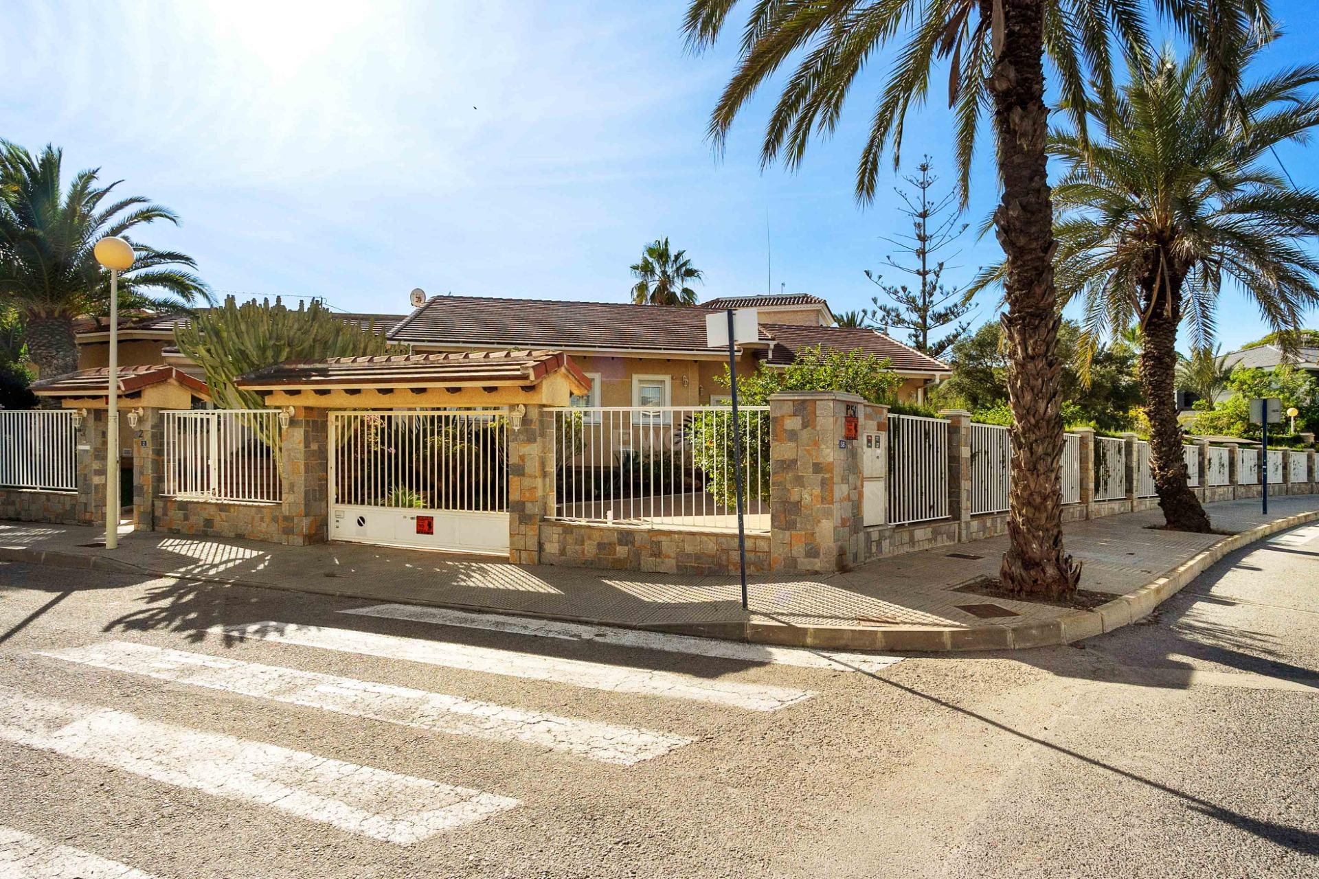 Resale - Villa - Cabo Roig - Muy Cerca De La Playa