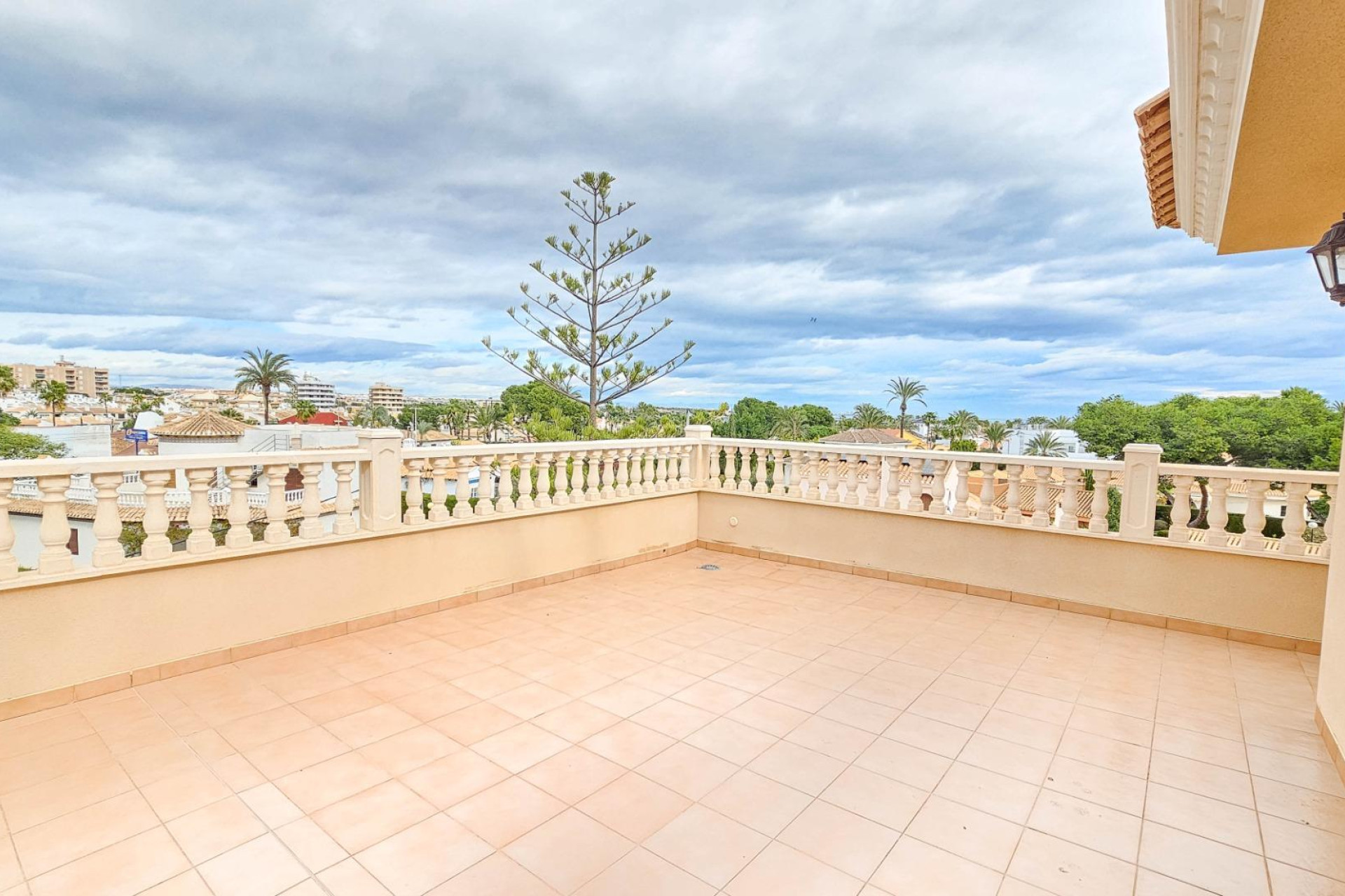 Resale - Villa - Cabo Roig