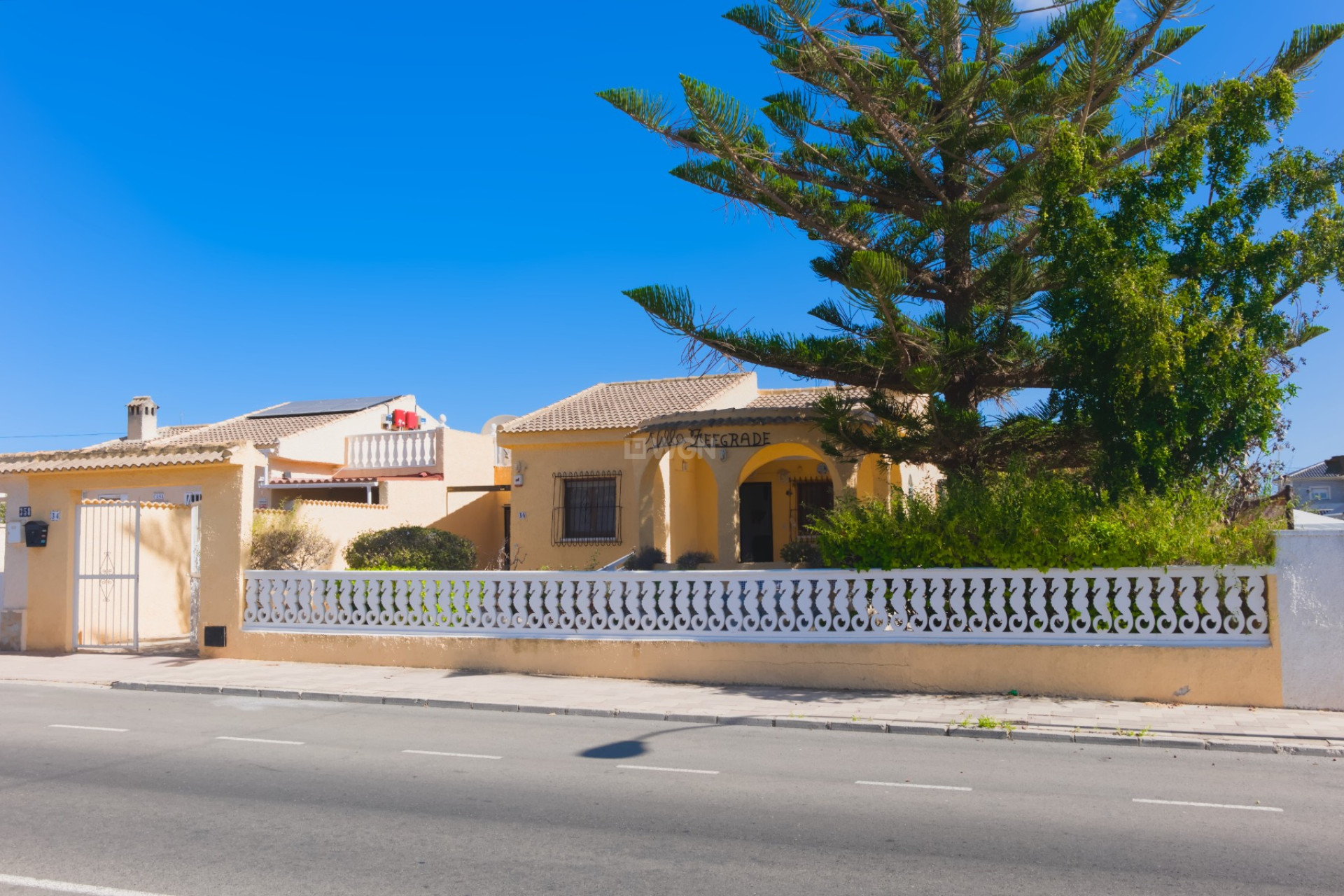 Resale - Villa - La Siesta - Costa Blanca