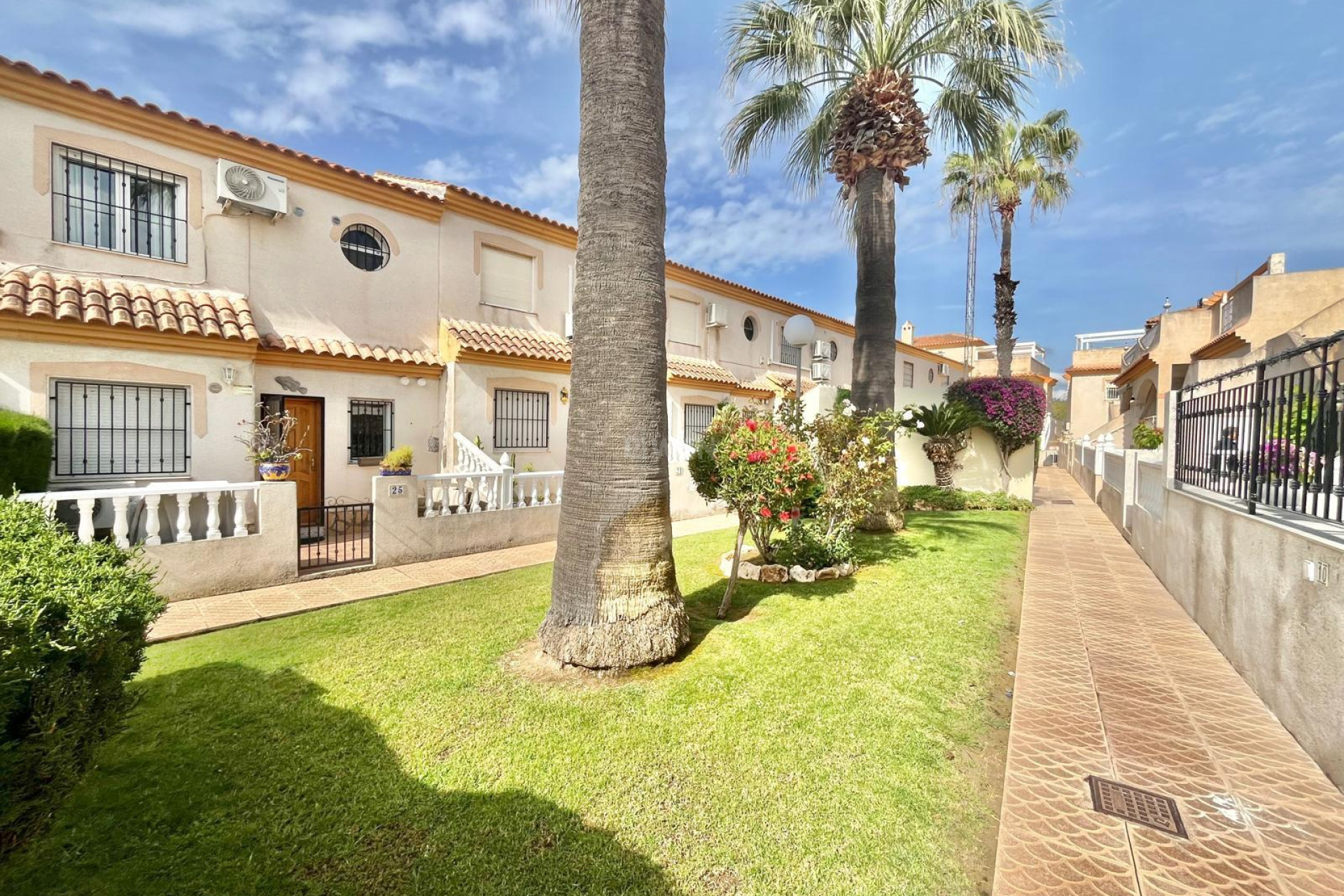 Resale - Villa - Orihuela Costa - Playa Flamenca