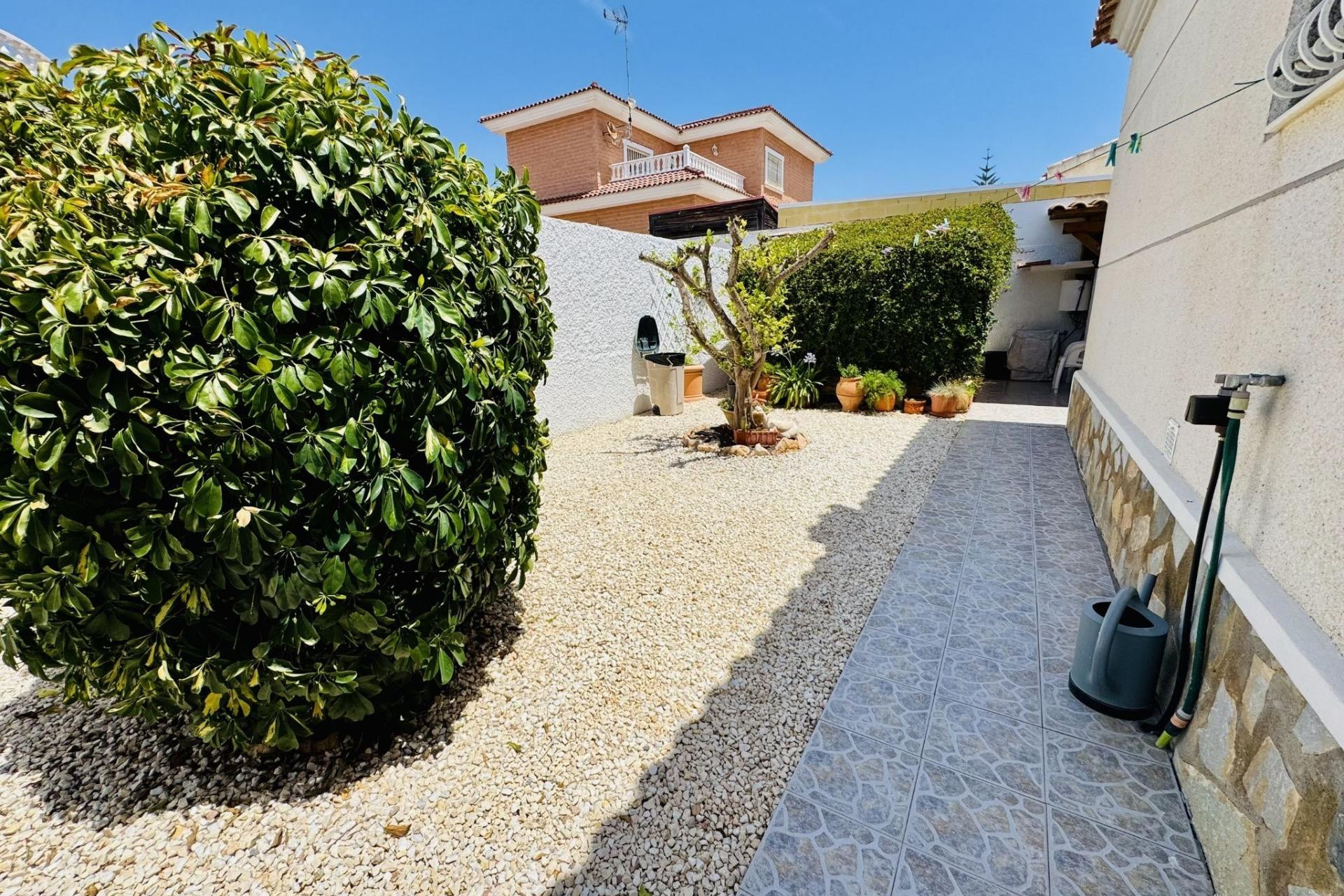 Resale - Villa - Torrevieja - La Siesta - El Salado - Torreta