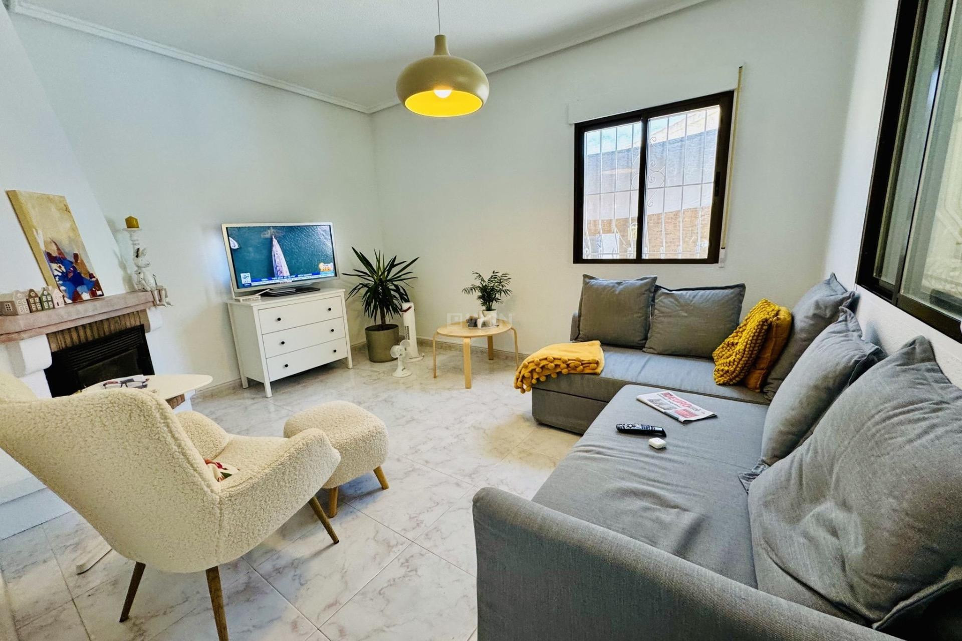 Resale - Villa - Torrevieja - La Siesta - El Salado - Torreta