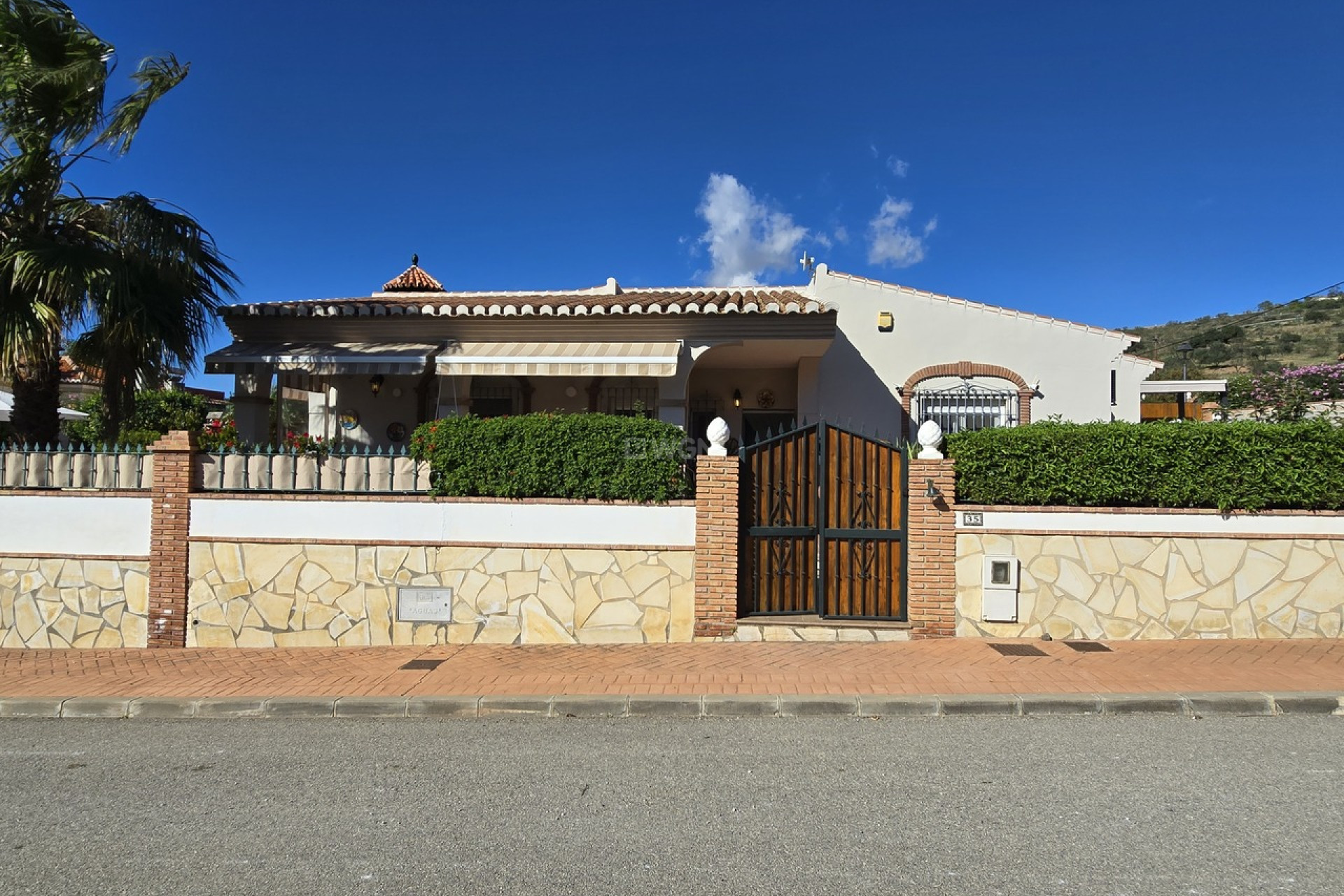 Resale - Villa - Venta Baja - Inland